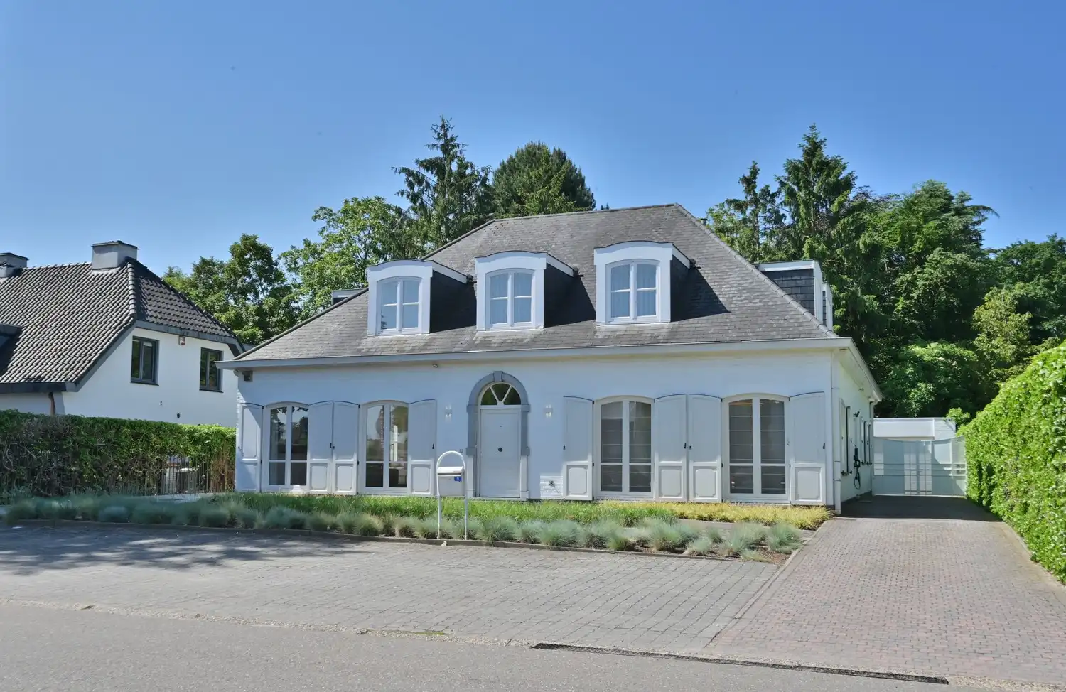 Exclusieve, gerenoveerde villa op toplocatie in residentieel Neerharen foto 3