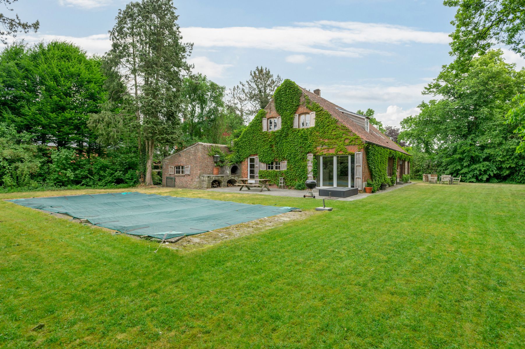 Authentieke hoeve in hartje Halle Zoersel op ca. 2028 m² foto 3