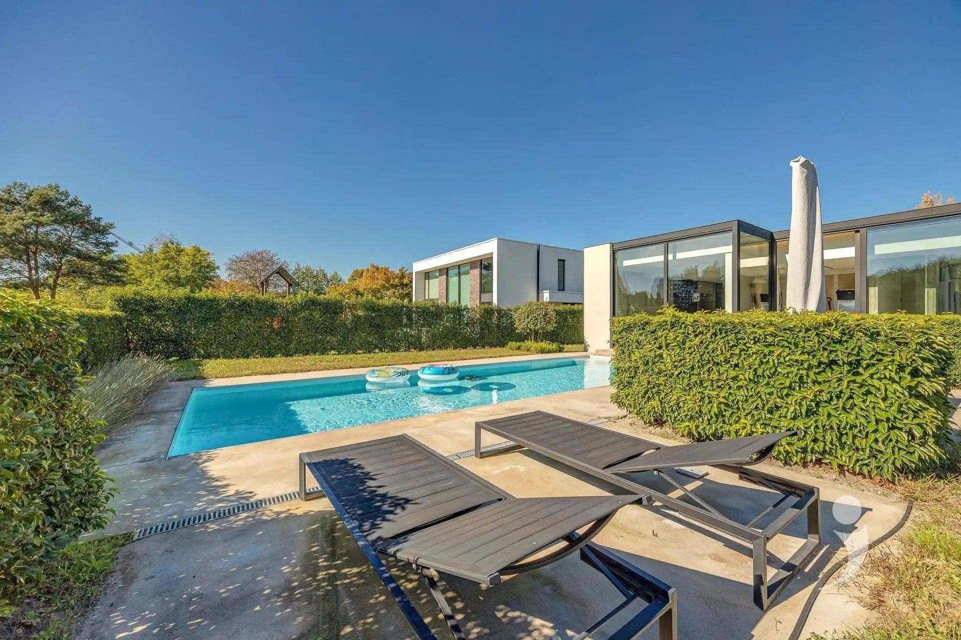 High-end architectenwoning met zwembad en prachtig zicht op de achterliggende weides foto 28
