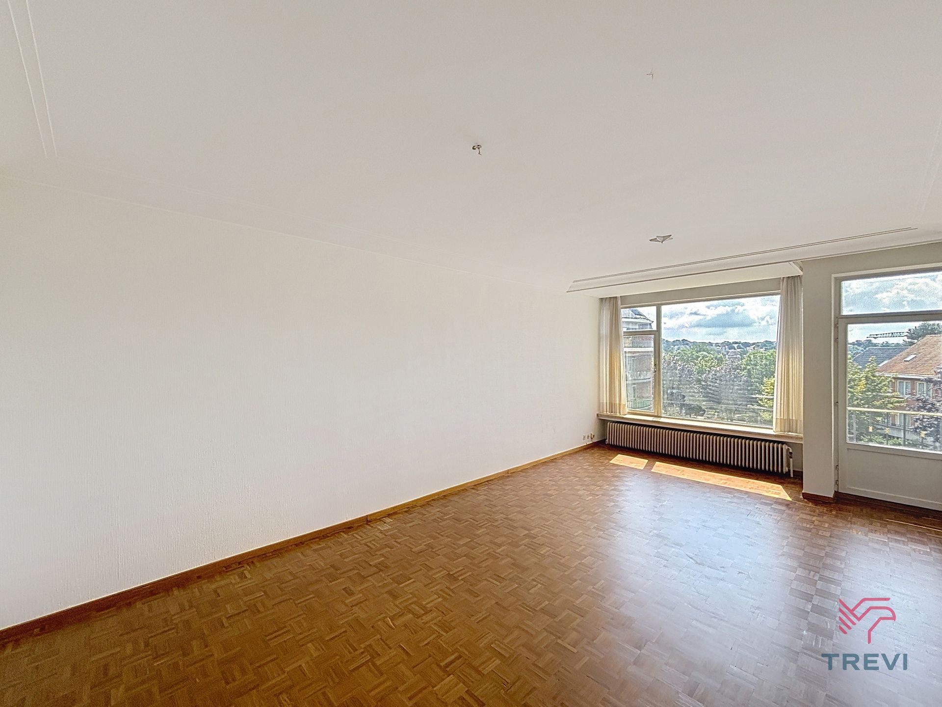 UCCLE - Gerenoveerd appartement met 1 slaapkamer foto {{pictureIndex}}