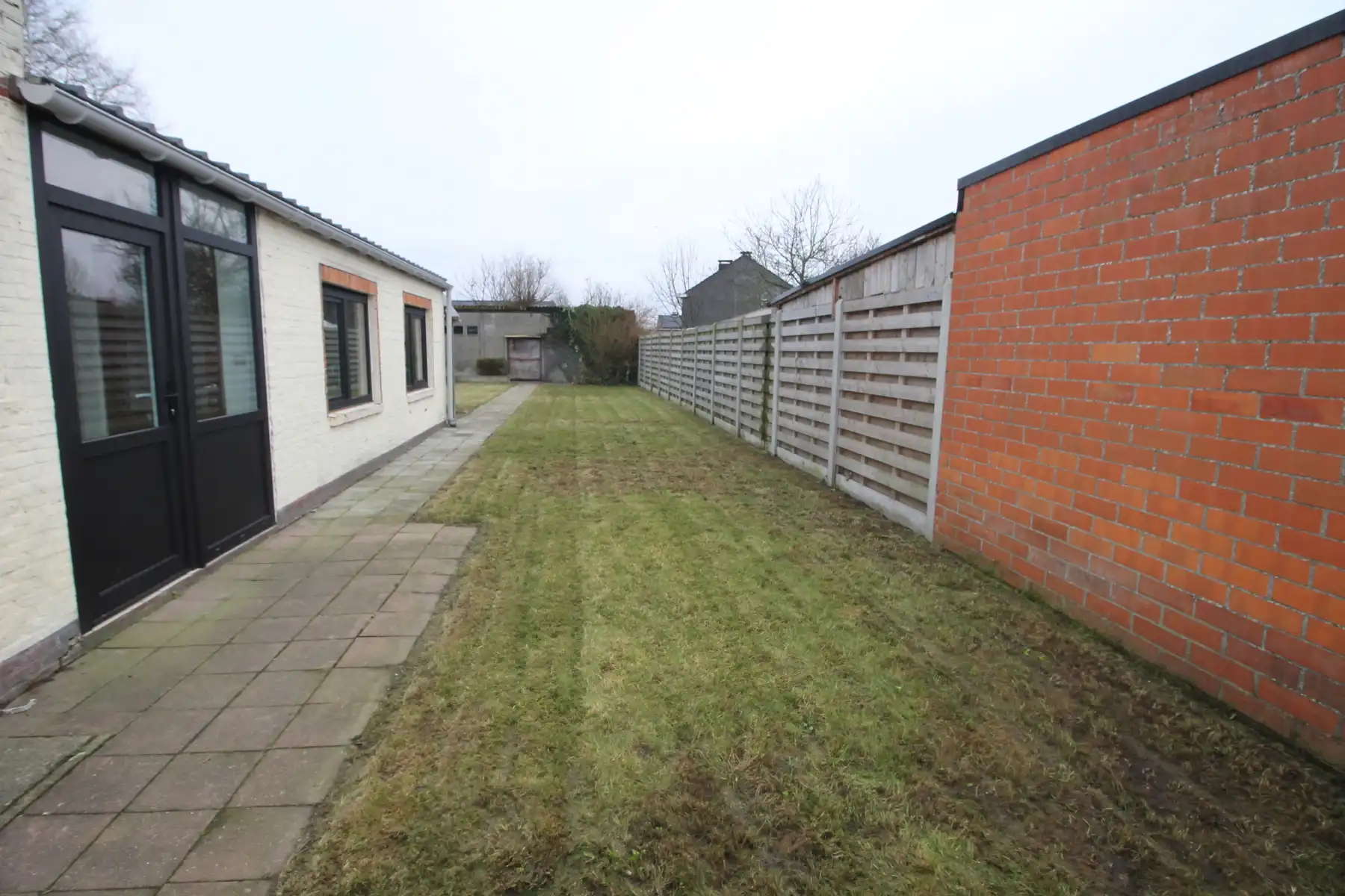 Ruime gezinswoning met terras en tuin foto 17