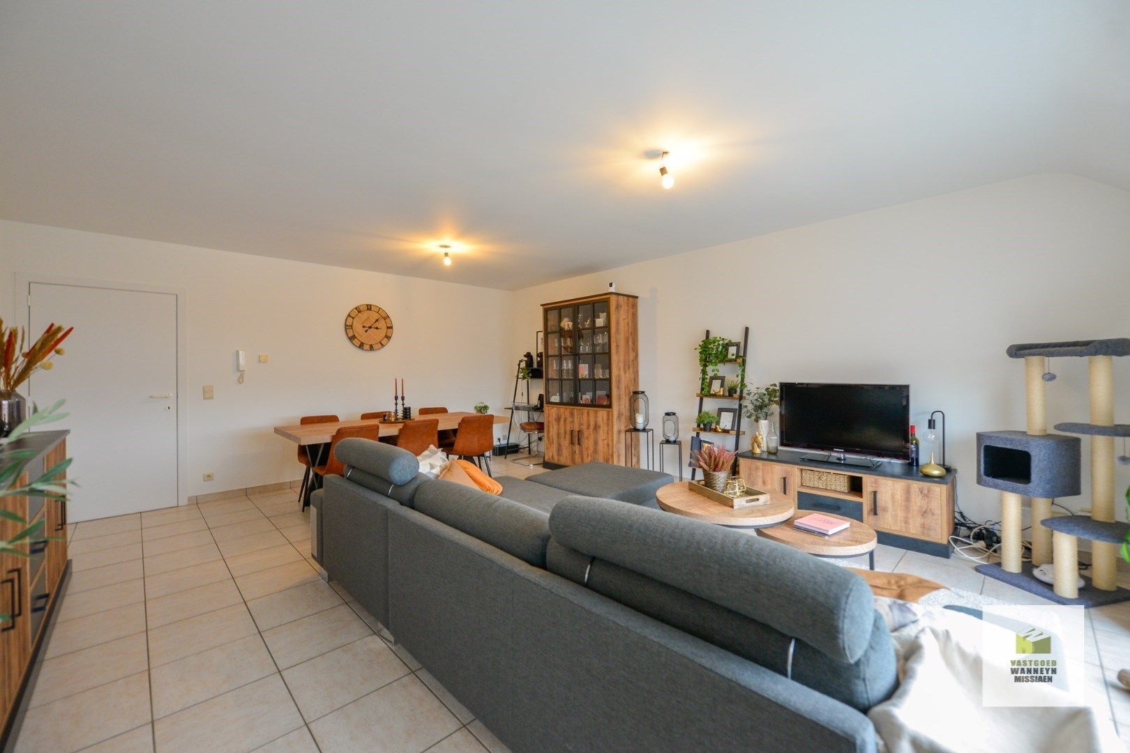 Energiezuinig 2 slaapkamer appartement met garagebox in centrum Zwevezele foto {{pictureIndex}}