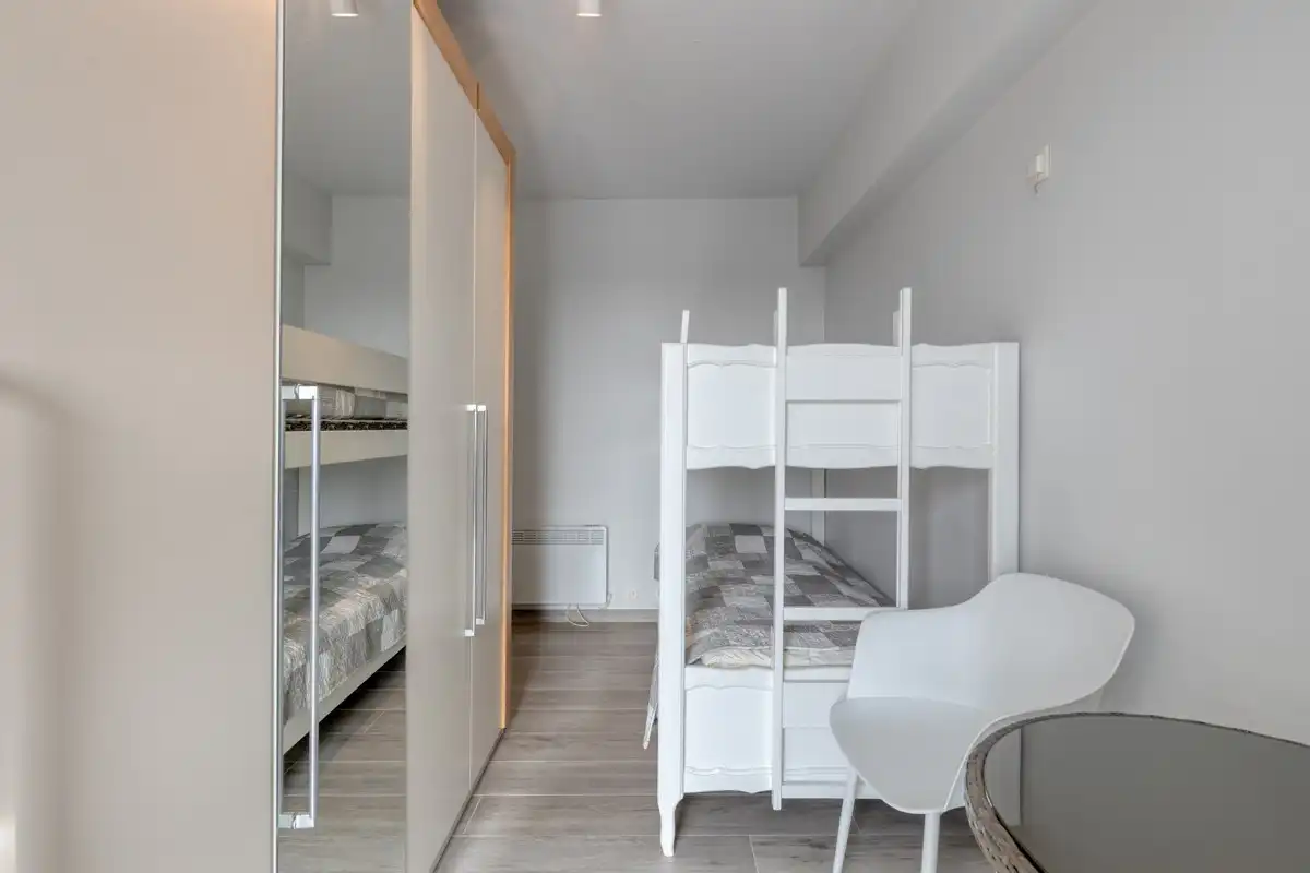 Volledig gerenoveerd tweeslaapkamer appartement op de zeedijk! foto 17