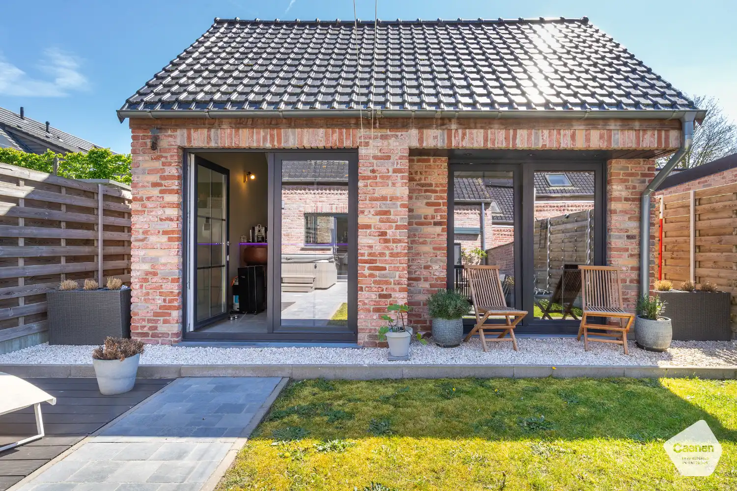 Recente en energiezuinige woning (2013) met 3 slaapkamers, inpandige garage en een uniek bijgebouw! foto 3