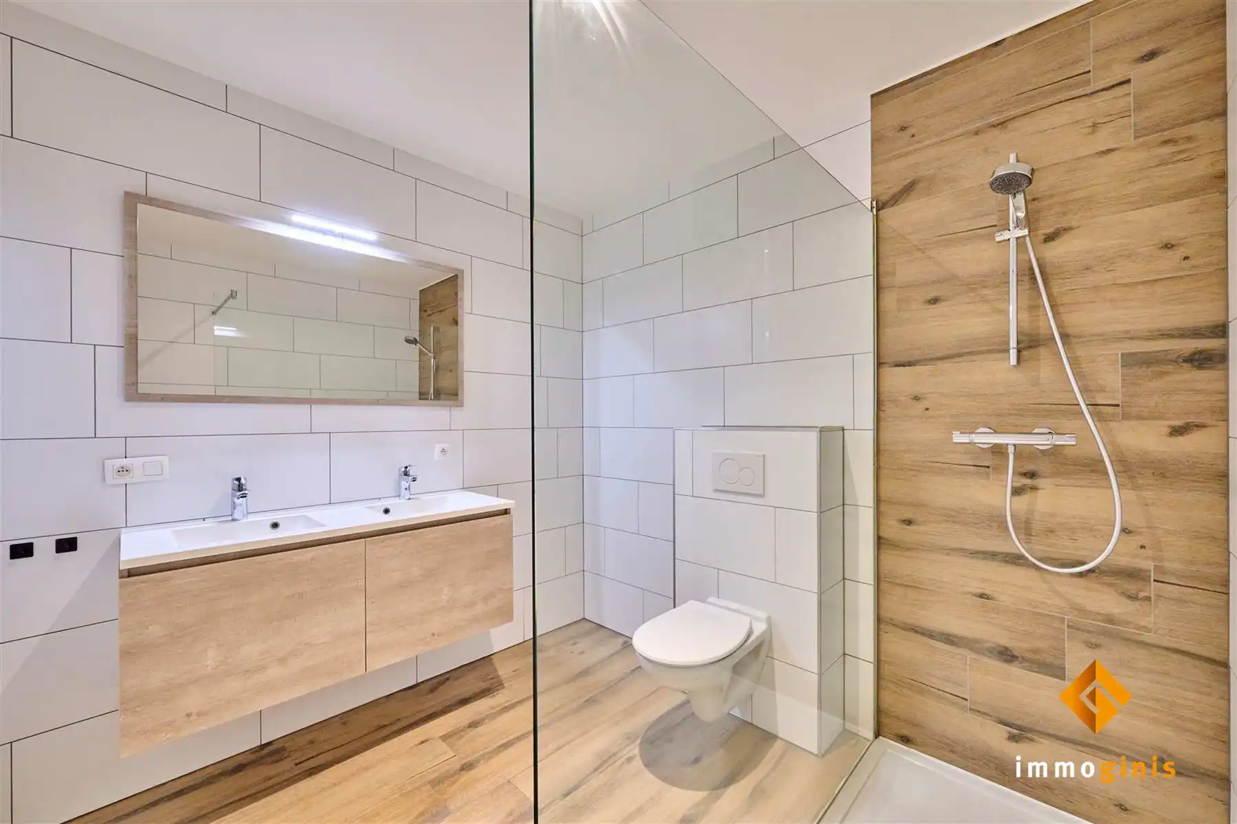 Ruim duplexappartement met 2 slaapkamers, groot terras, kelderberging en carport. foto 8