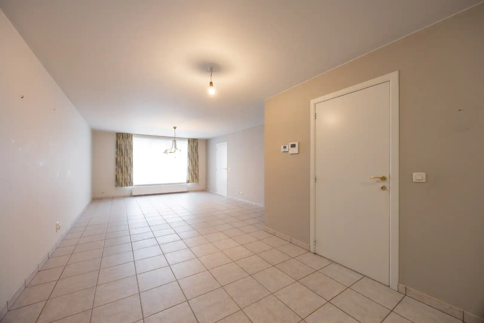 Ruim gelijkvloers appartement met terras en 2 slaapkamers te Overpelt centrum. foto 5