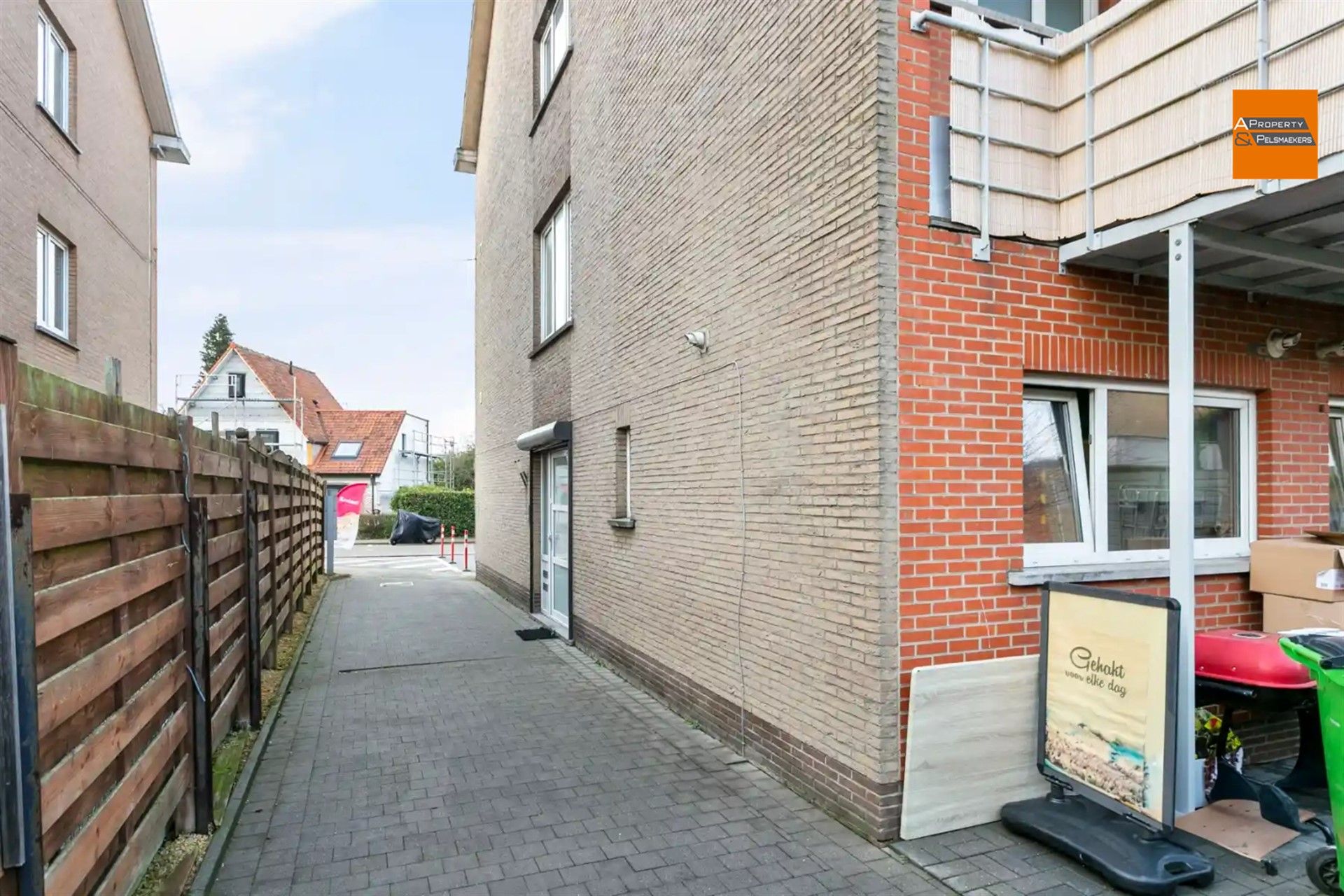 Opbrengstpand: handelsruimte met 2 appartementen foto 17