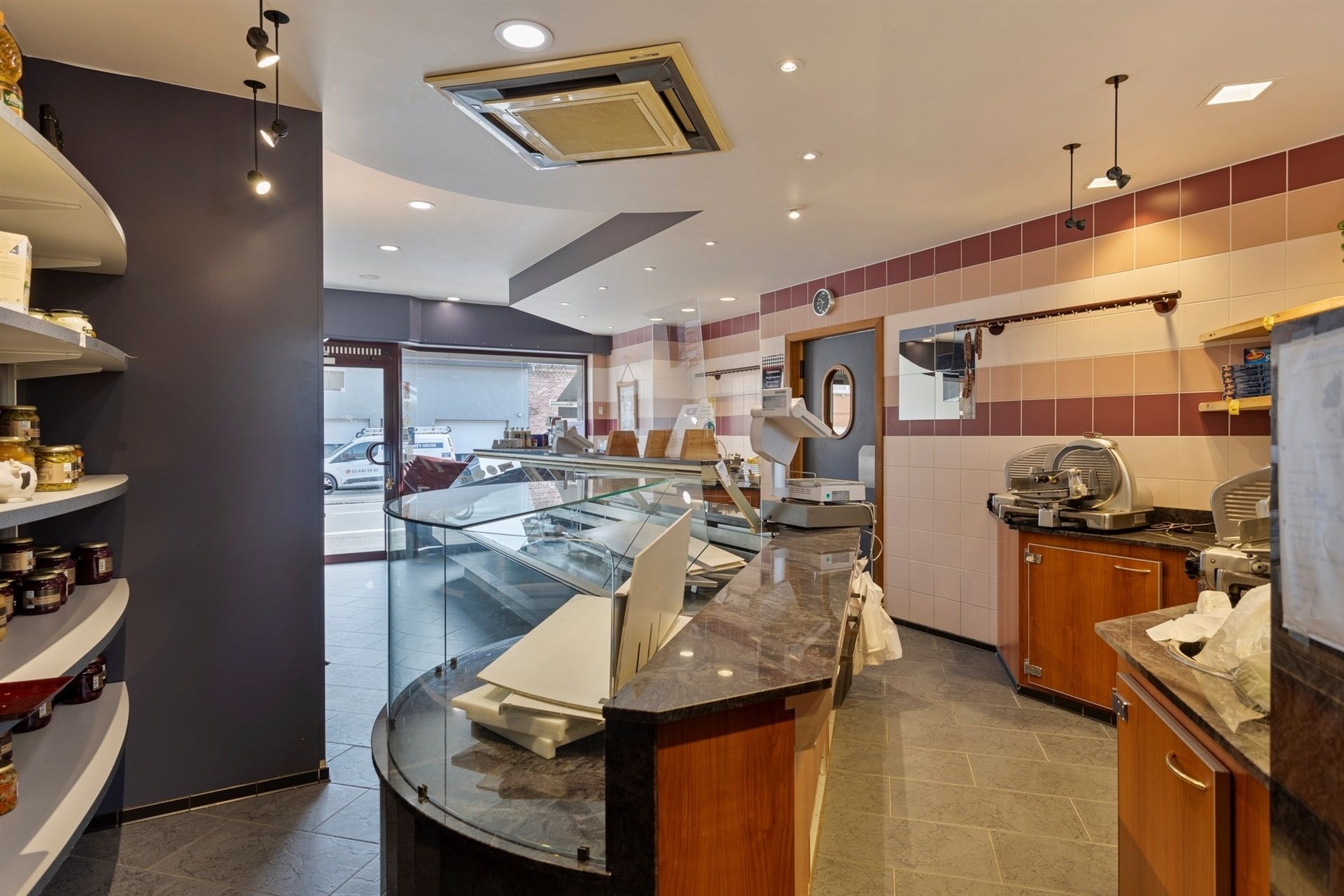 Woning met handelsruimte op commerciële topligging te Mazenzele foto 2