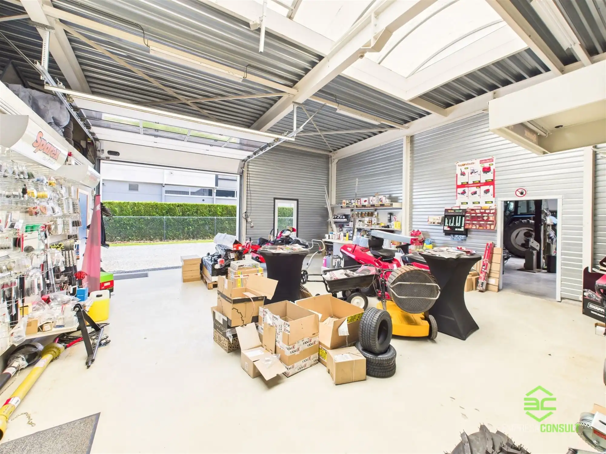 Instapklare werkplaats van 355m² met toonzaal en conciërgewoning! foto 9