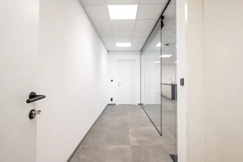 Moderne bedrijfsruimte met kantoren, showroom en loods in Bellegem (bedrijventerrein Emdeka) foto 22