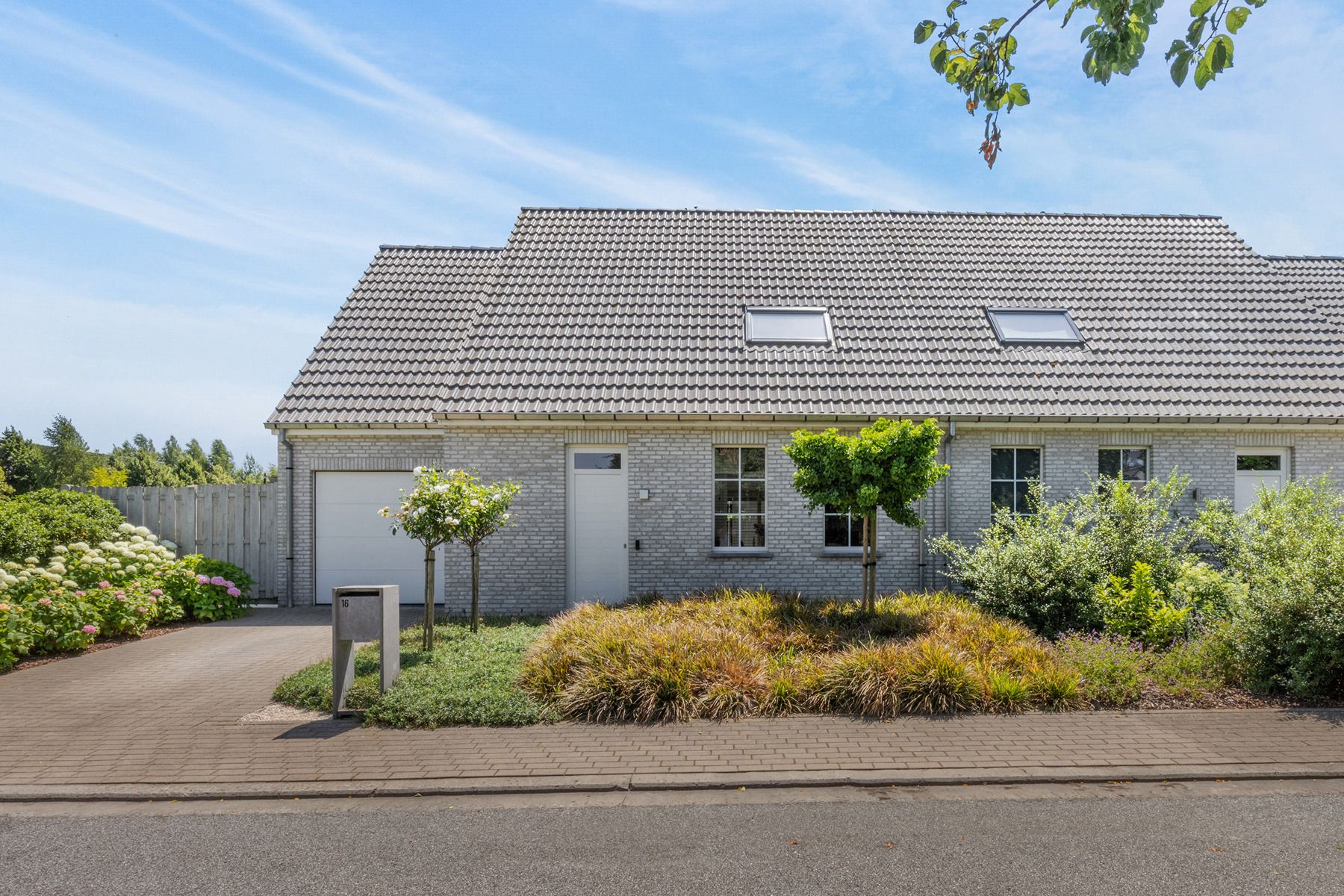 Recente gezinswoning in rustige straat te Berchem foto {{pictureIndex}}
