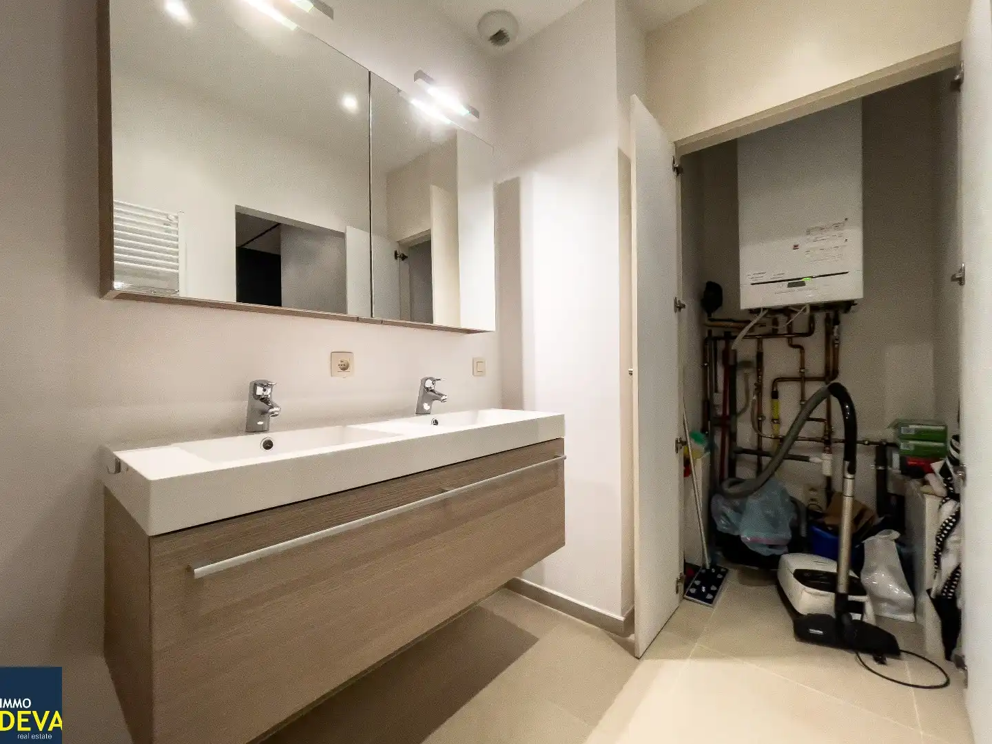 Recent appartement met hoge plafonds gelegen in het centrum van Knokke.  foto 12