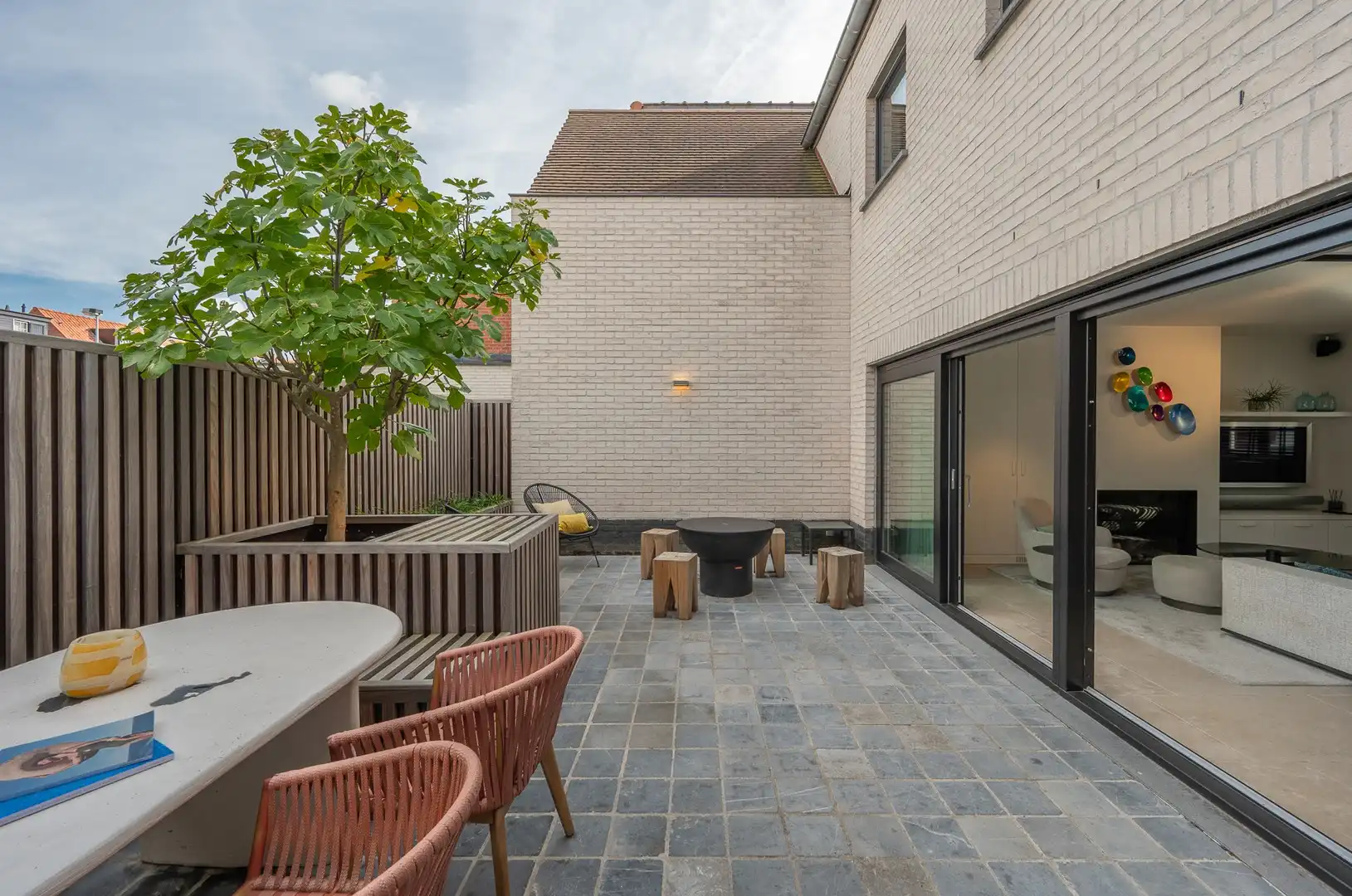 Ruime, recente hoekwoning gelegen vlakbij de groentenmarkt en het Keuvelhoekplein. foto 6