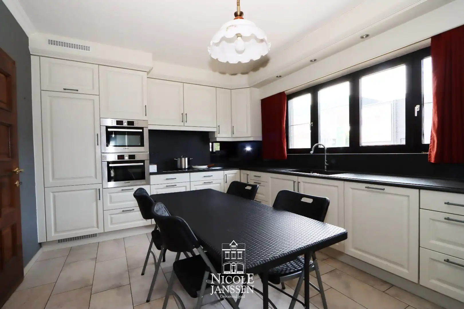 Ruime gezinswoning met studio foto 8