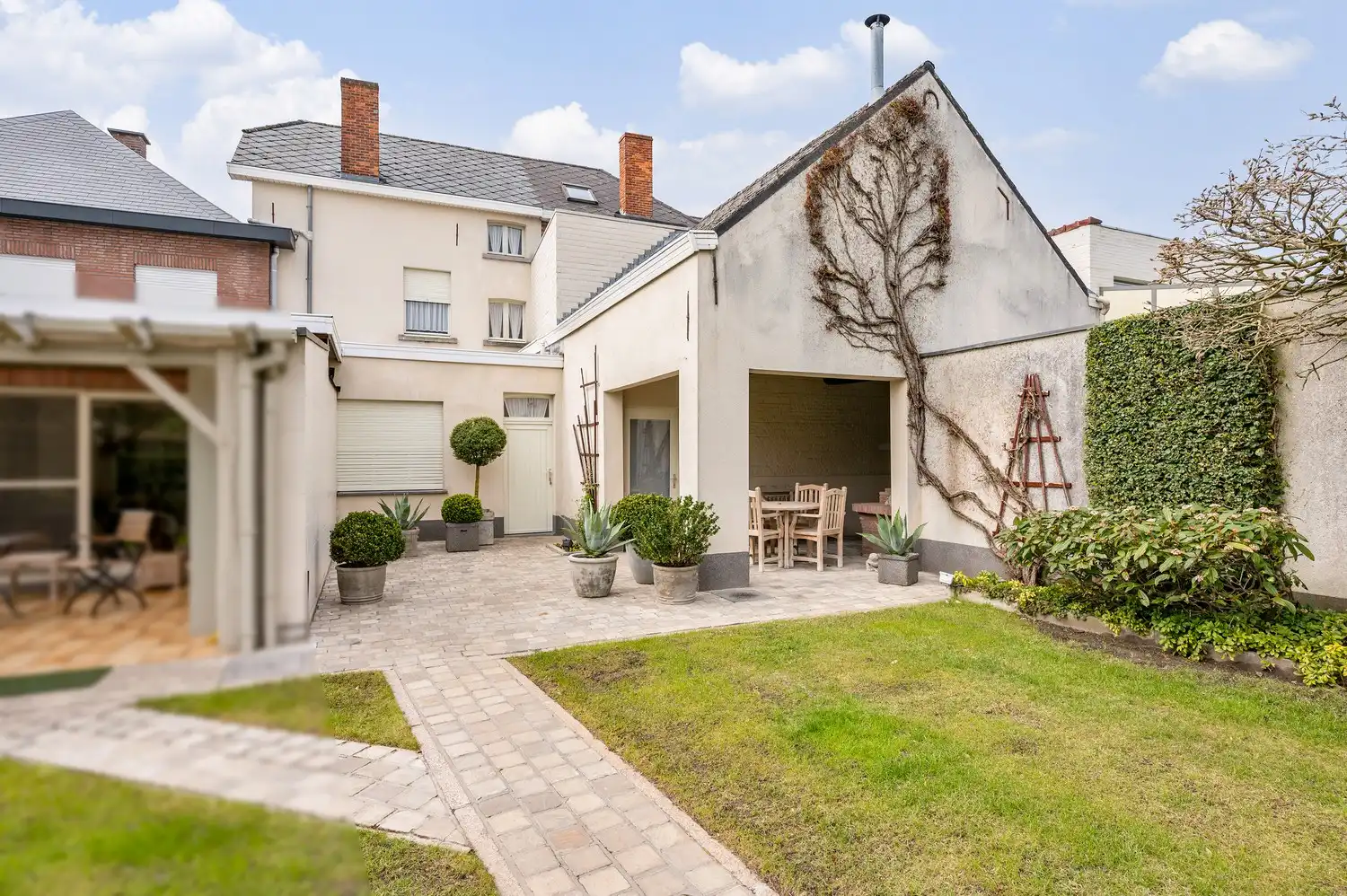 TE RENOVEREN WONING MET 3 SLPKS, PRACHTIGE TUIN + ACHTERLIGGENDE STAANPLAATS foto 5