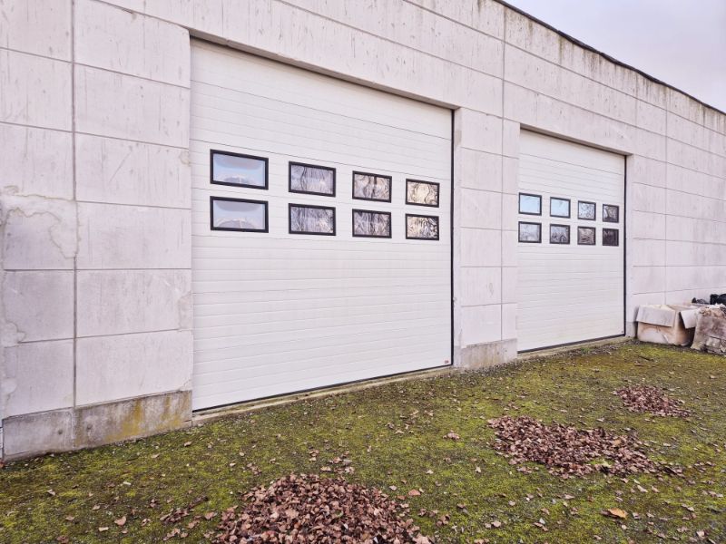 Roeselare-stadsrand. Dichtbij ring en E 403. 3 loodsen te huur in ambachtelijke zone vanaf 216m2.  12m  x 18m .  Te bezichtigen via bezoekdagen. foto 7