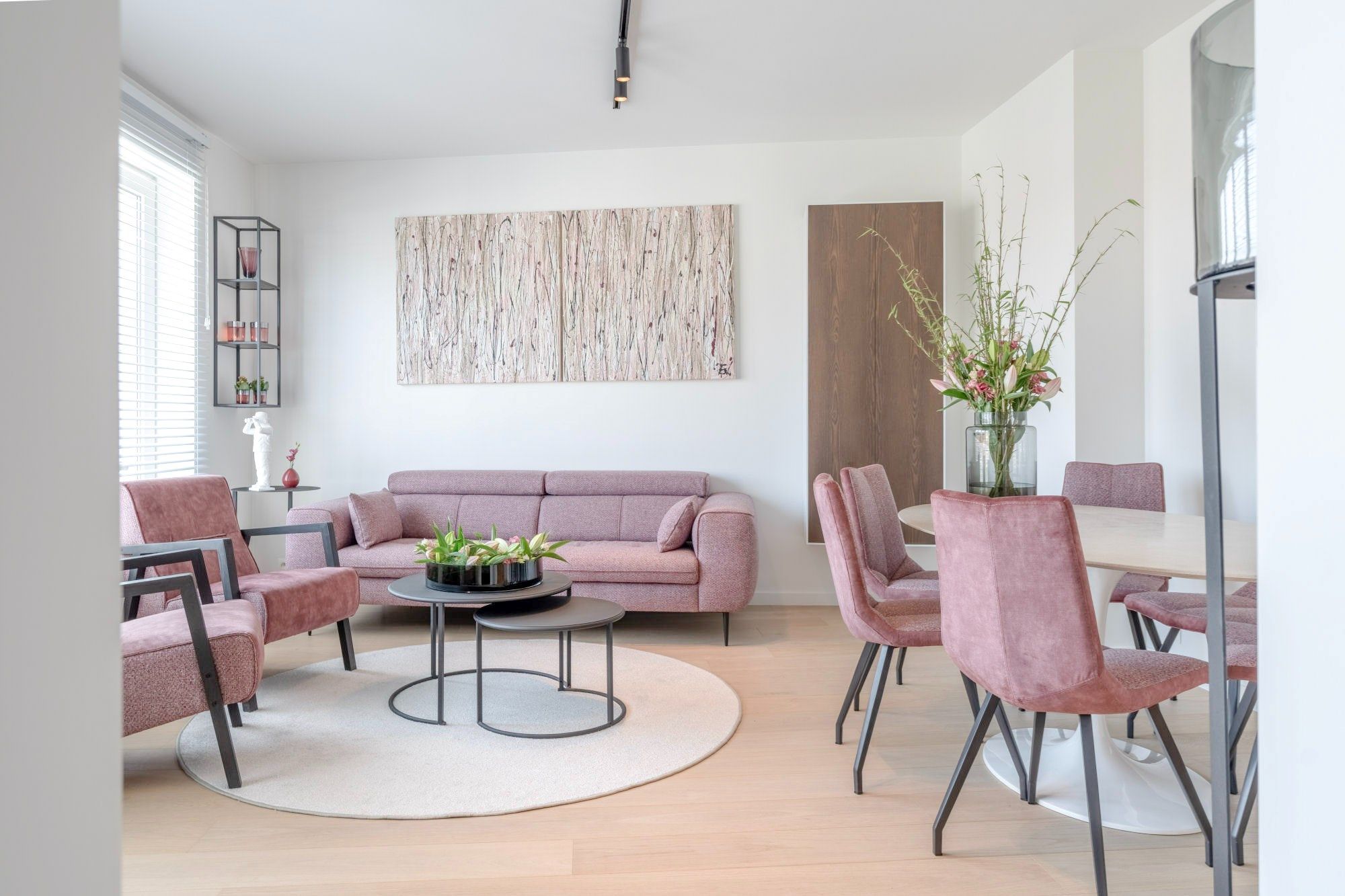 Rustig gelegen volledig gerenoveerd appartement met een open zicht over de villa's. foto {{pictureIndex}}