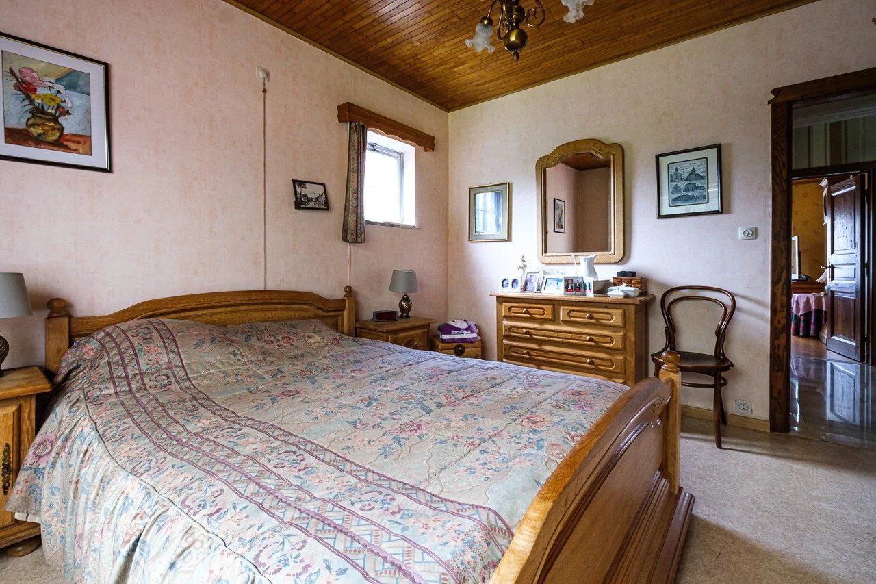 Ruime, op te knappen villa met handelsruimte foto 23