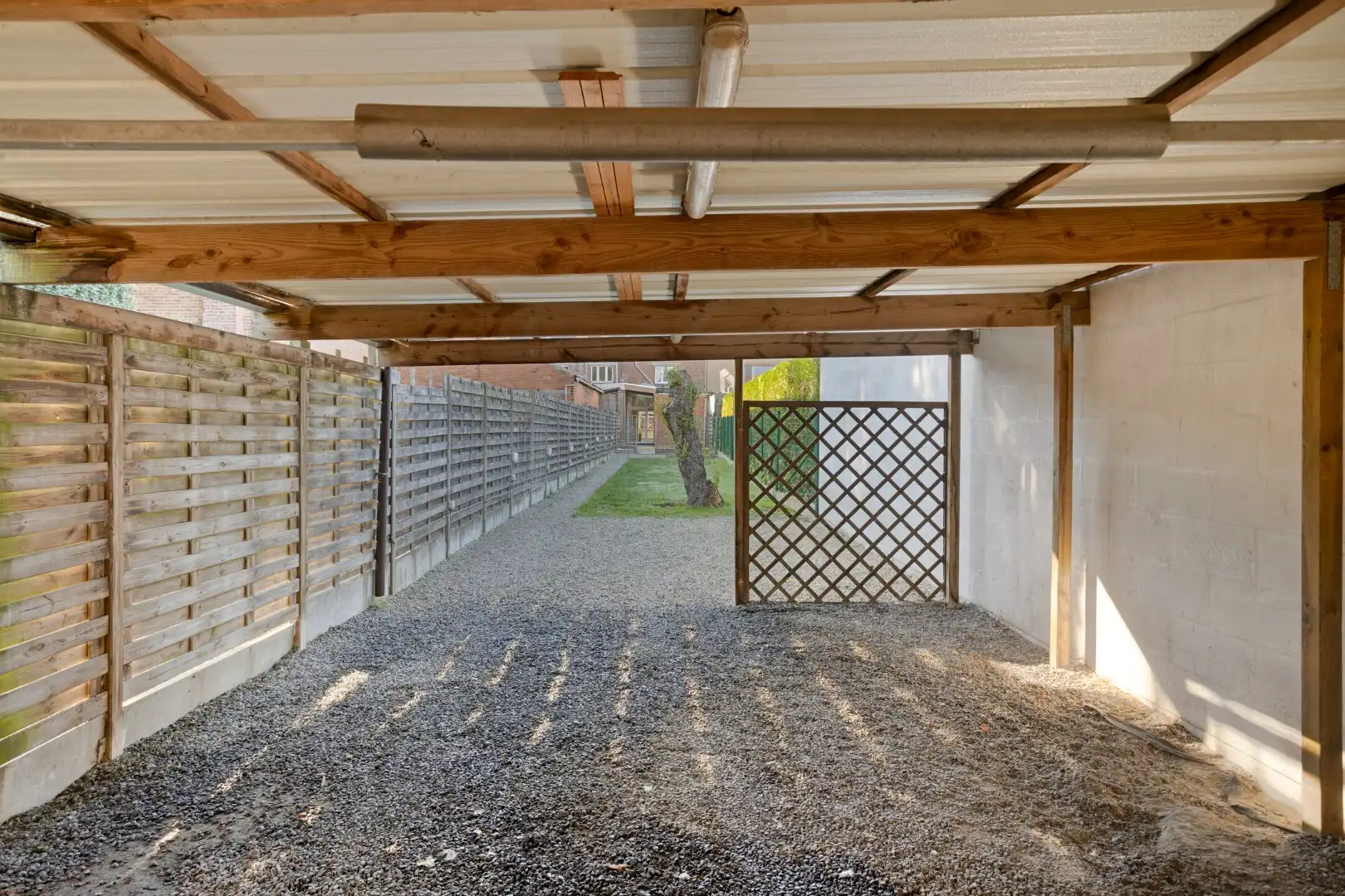 Verzorgde woning met diepe tuin, carport en uitweg achteraan! foto 23