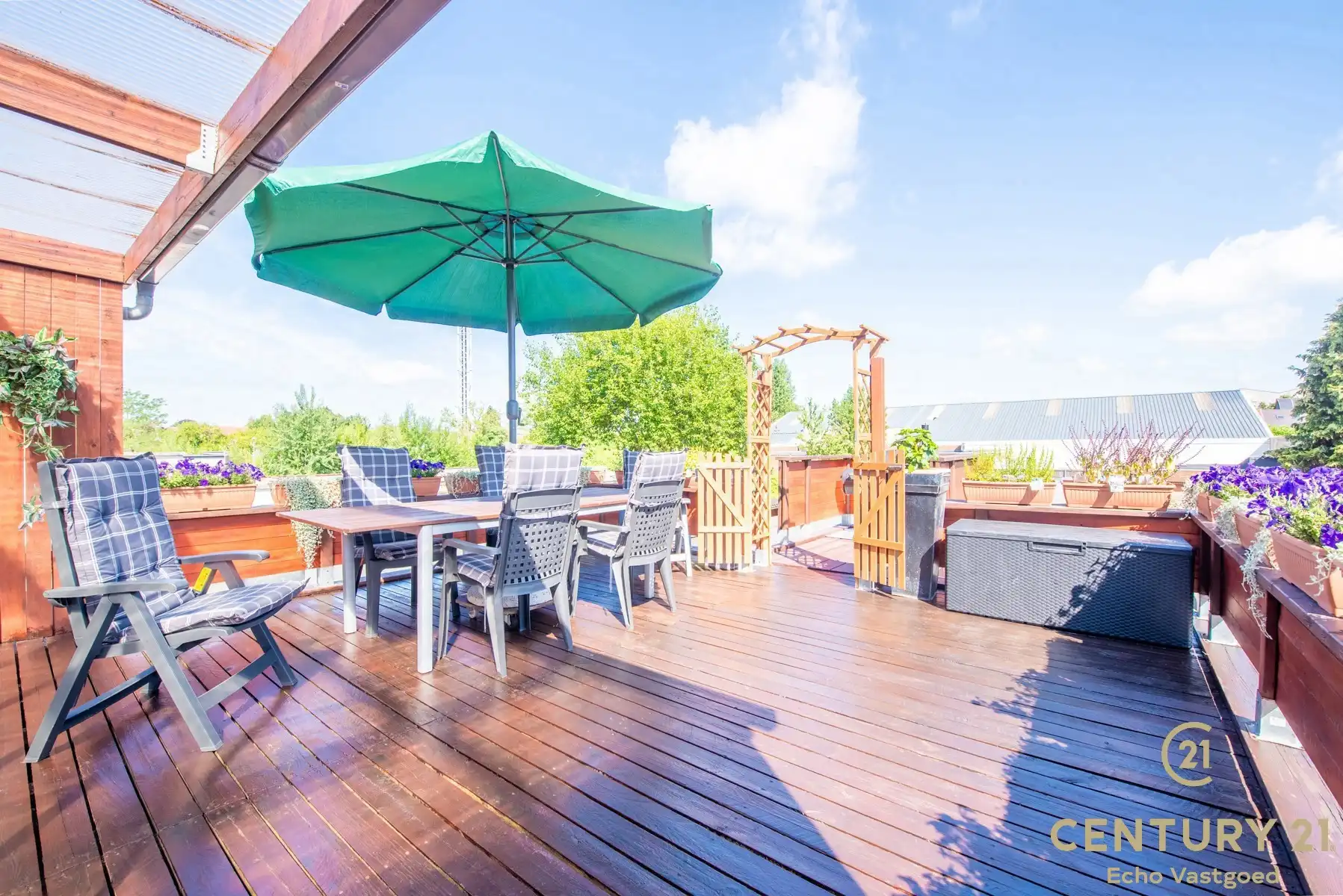 Ruim, startklaar handelspand met woonst op toplocatie foto {{pictureIndex}}