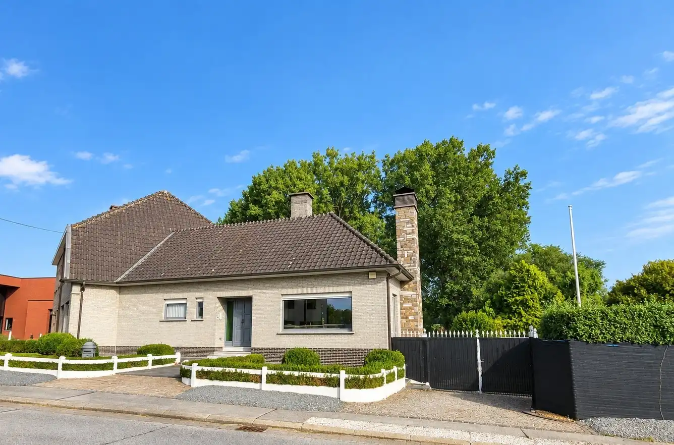 Exclusief landhuis op 2.917 m² met dubbele garage, prachtig zicht over de velden en optimale privacy. foto 2