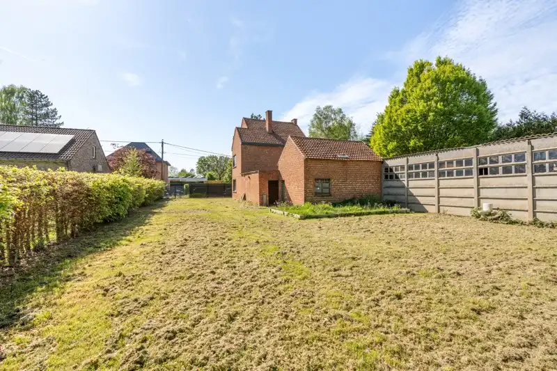 Rustig gelegen gezinswoning met aanpalend een groot bijgebouw op een perceel 9are foto 2