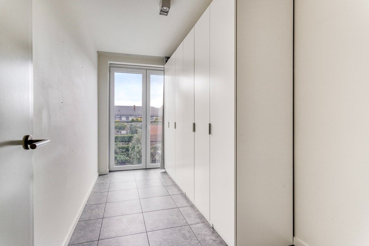 Dit modern afgewerkt appartement bevindt zich op de tweede verdieping van een recente residentie. foto 14