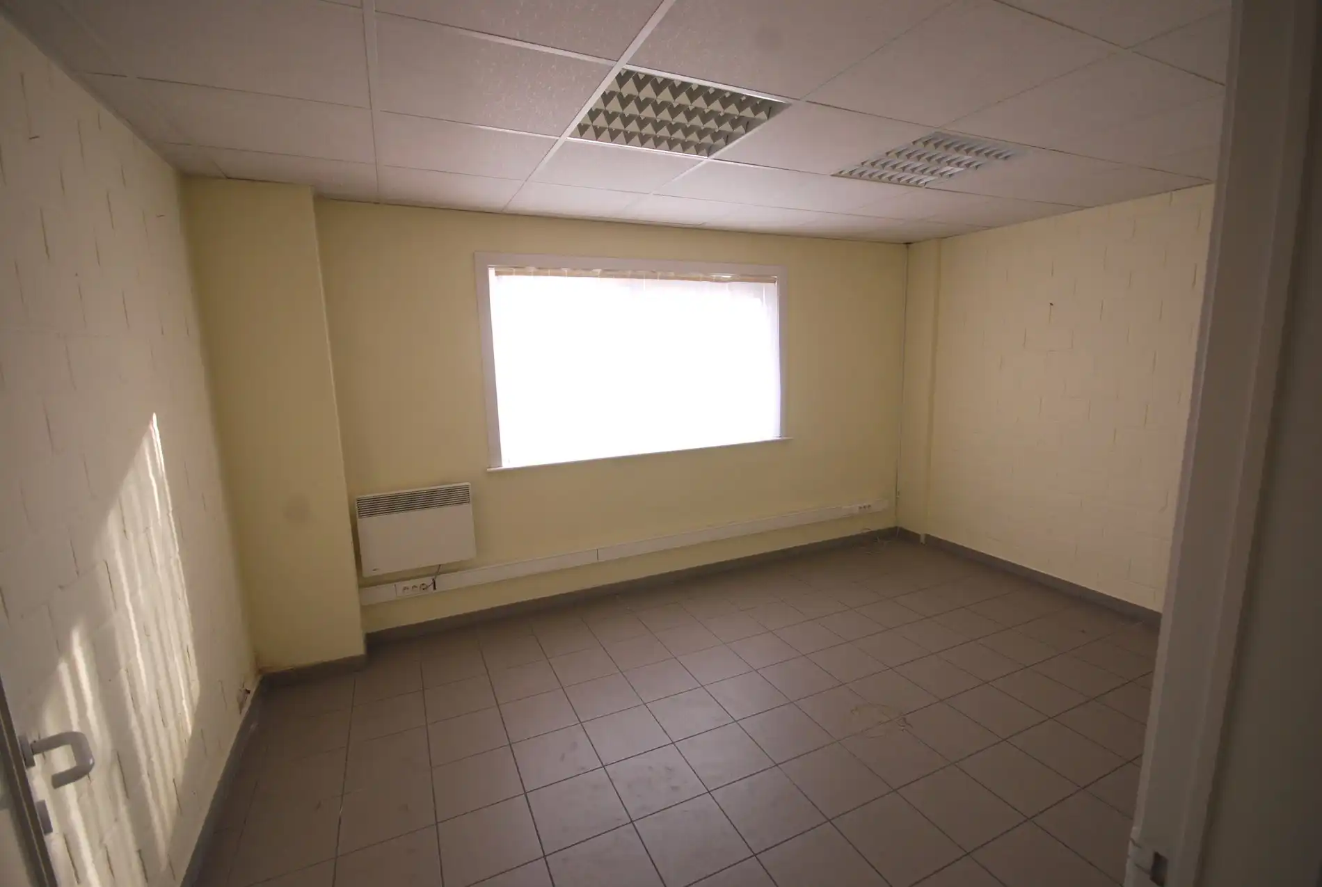 VEELZIJDIGE RUIME LOODS VAN 1150 M² MET BURELEN EN TOONZAAL  foto 7