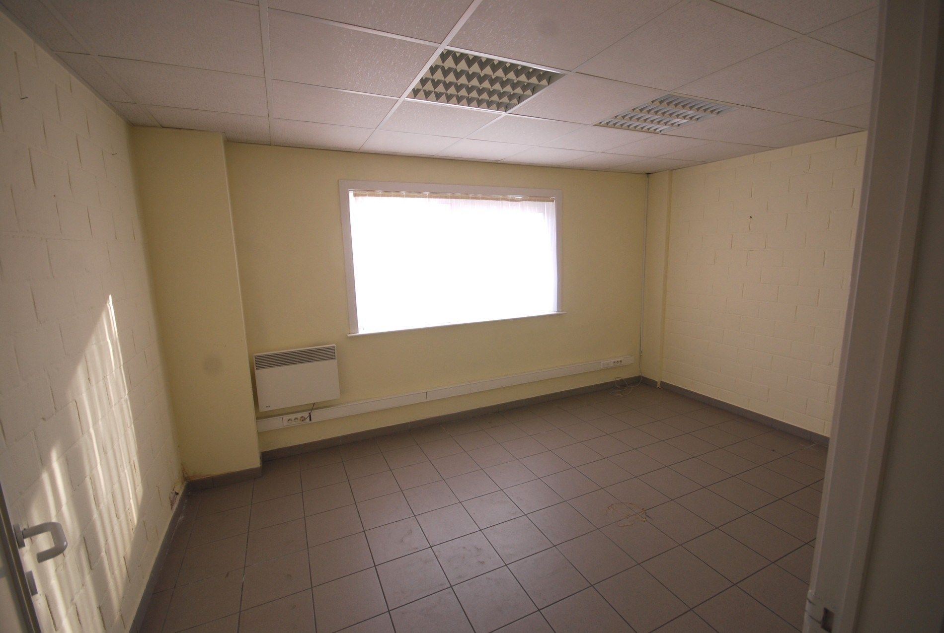 VEELZIJDIGE RUIME LOODS VAN 1150 M² MET BURELEN EN TOONZAAL  foto 7