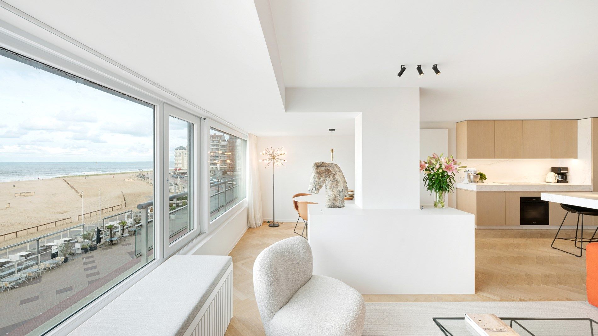 Luxueus vernieuwd appartement op de Zeedijk vlakbij het Rubensplein te Albertplage. Garage te koop foto 6