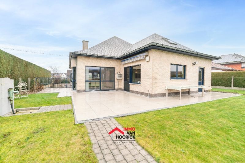 Mooie ruime woning 4 slaapkamers op 855m² foto {{pictureIndex}}