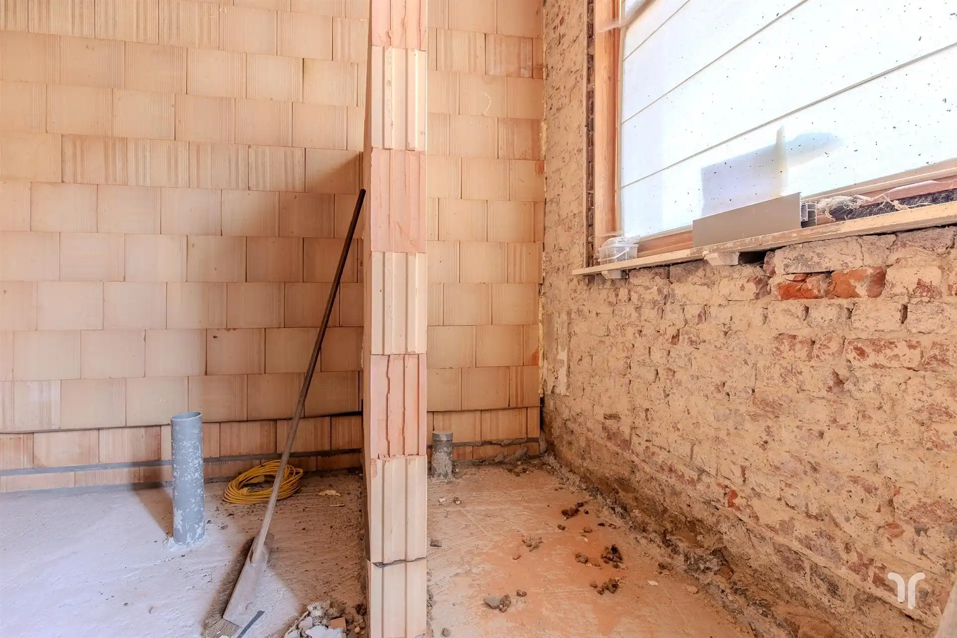 Ruime woning in heropbouw met nieuwe aanbouw. foto 9