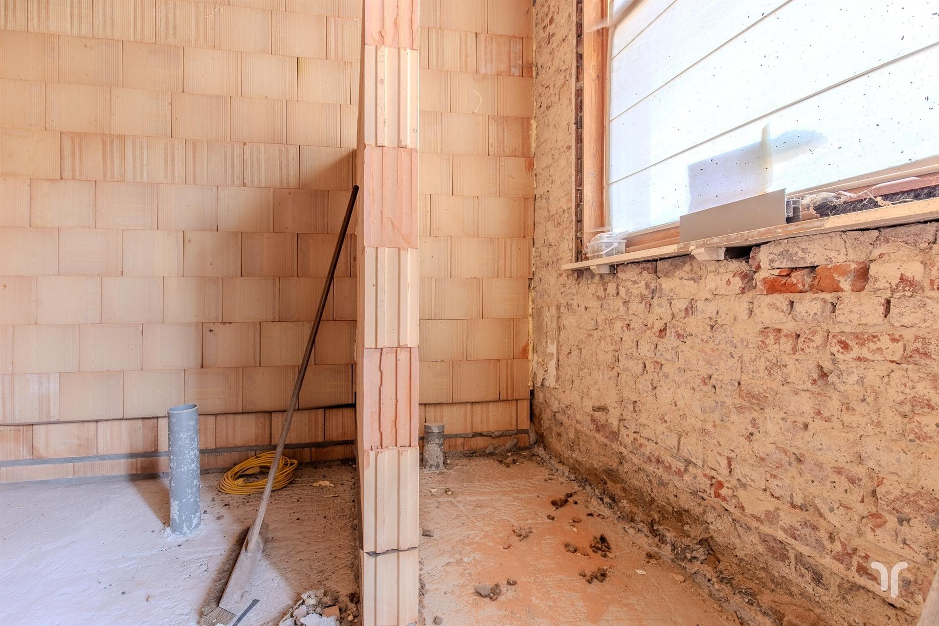 Ruime woning in heropbouw met nieuwe aanbouw. foto 9