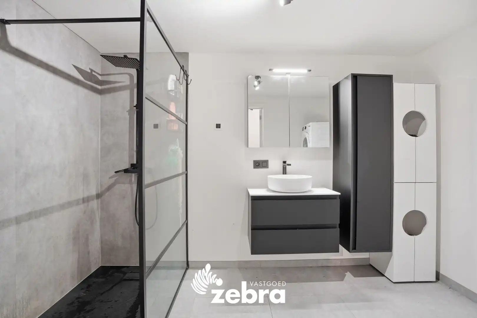 Gerenoveerde rijwoning met uitweg te Roeselare! foto 8