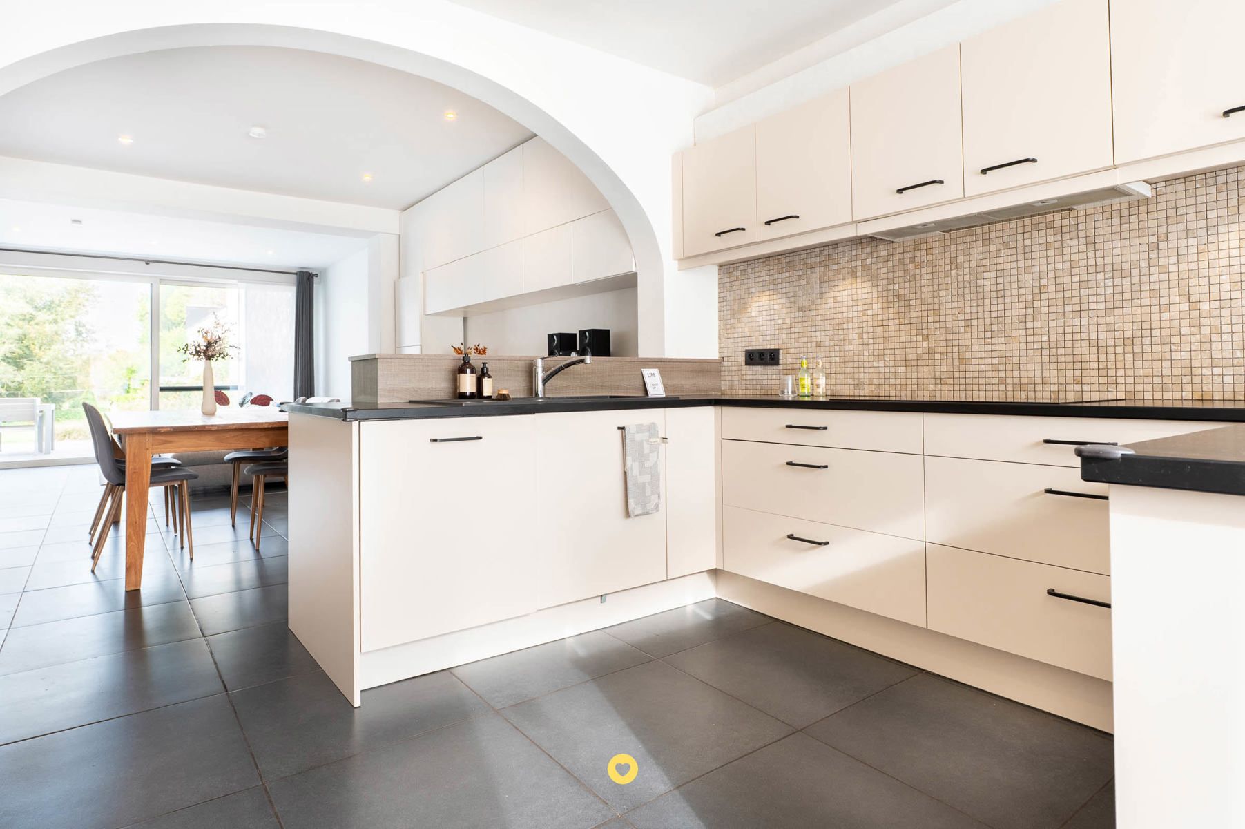 Gerenoveerde HOB met 3 slaapkamers, tuin en grote garage foto 3