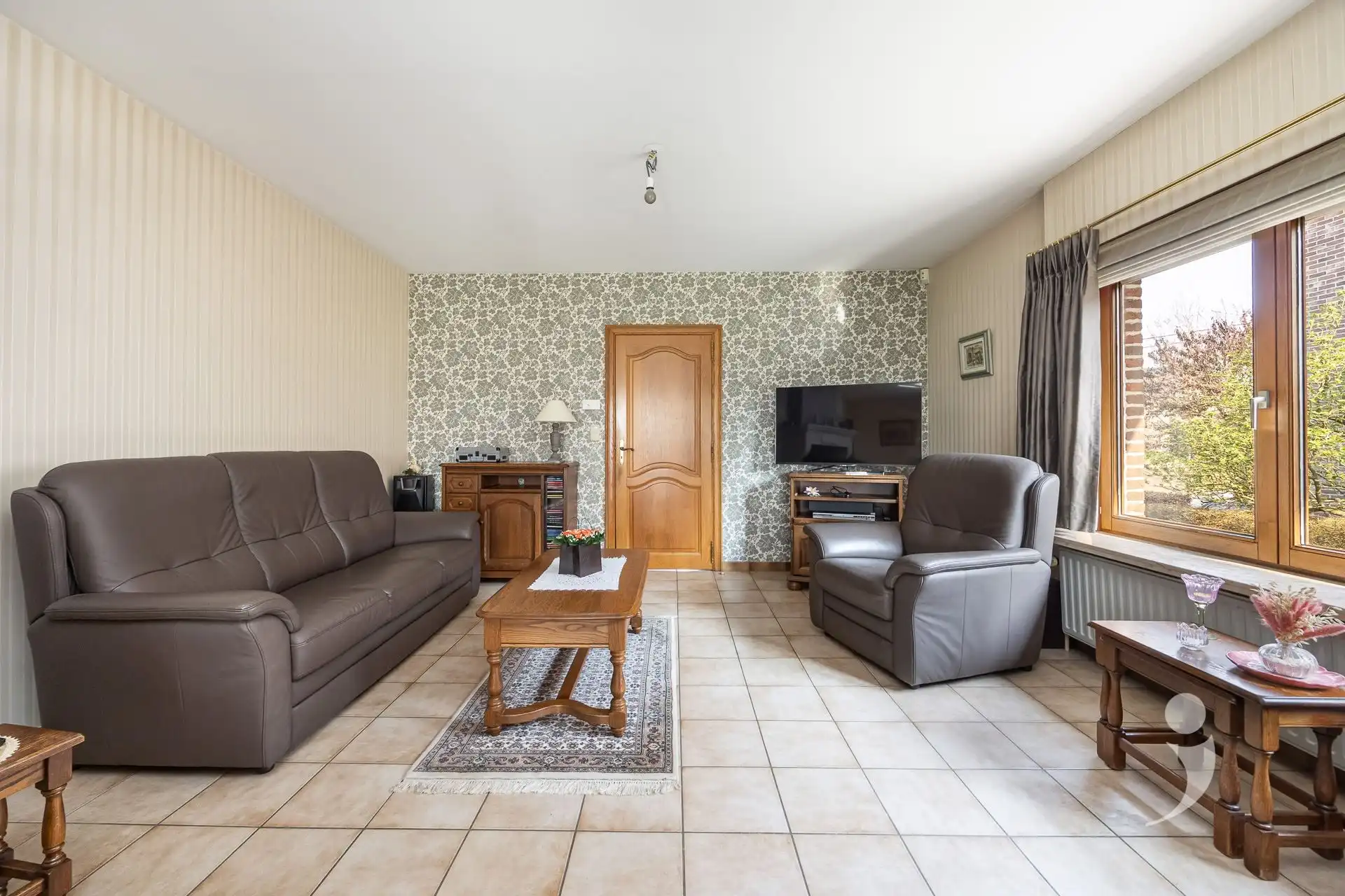 Instapklare en ruime woning met zicht op de velden! foto 5