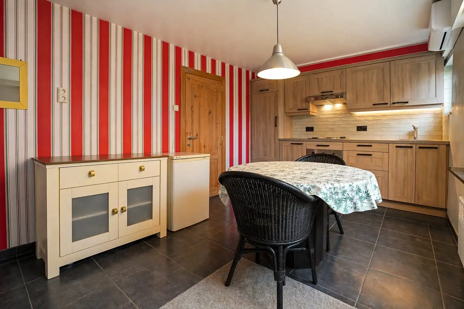 Alleenstaande woning met veel potentieel op 655m² te Houthulst. foto 5
