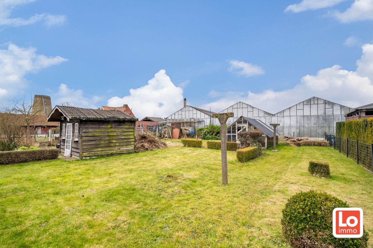 VERKOCHT! Charmante open te renoveren woning met garage en grote tuin op een goed bereikbare locatie tussen Lochristi en Oostakker! foto 2