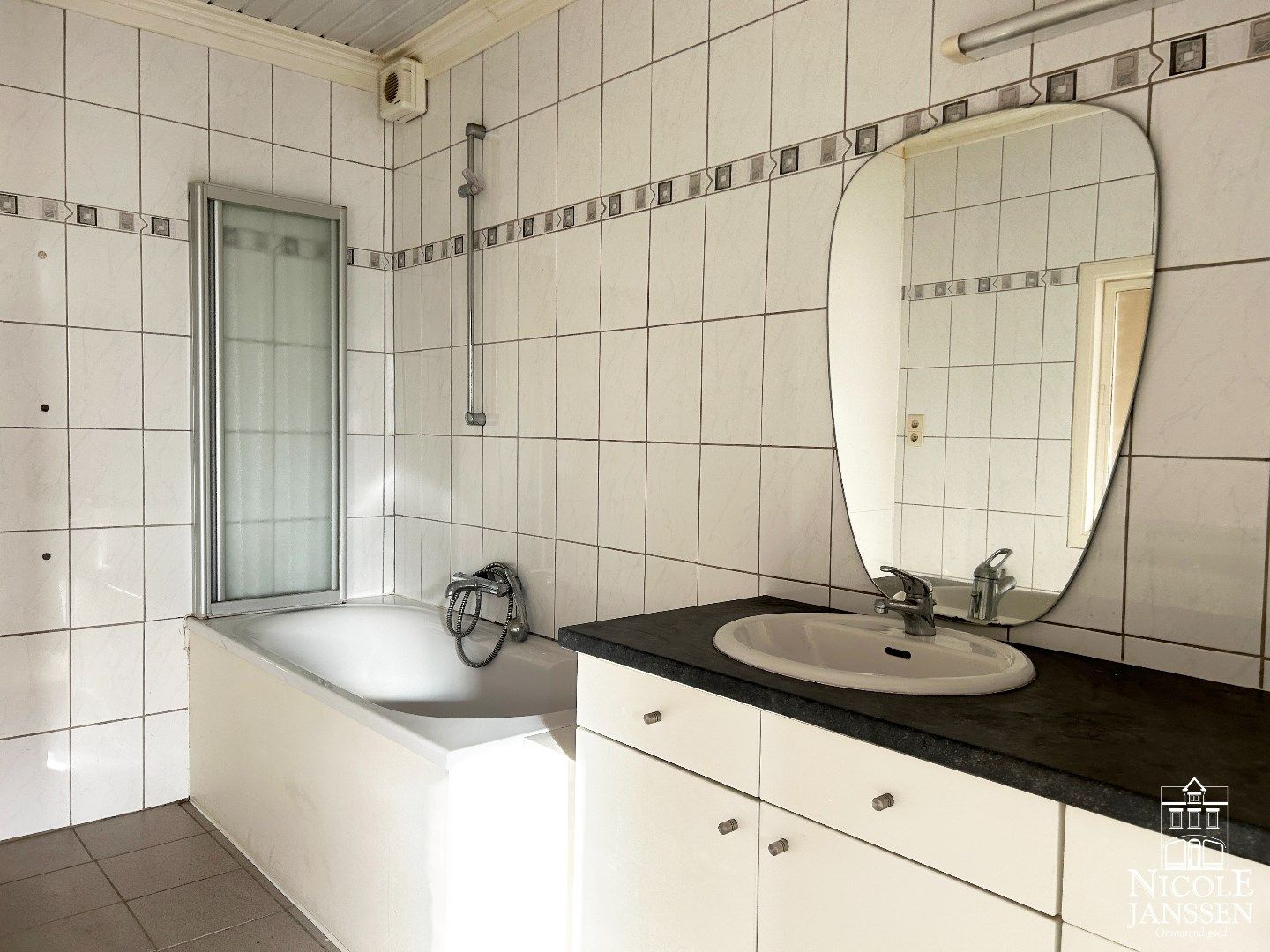Te renoveren ruime hoevewoning met stallingen en grond foto 11