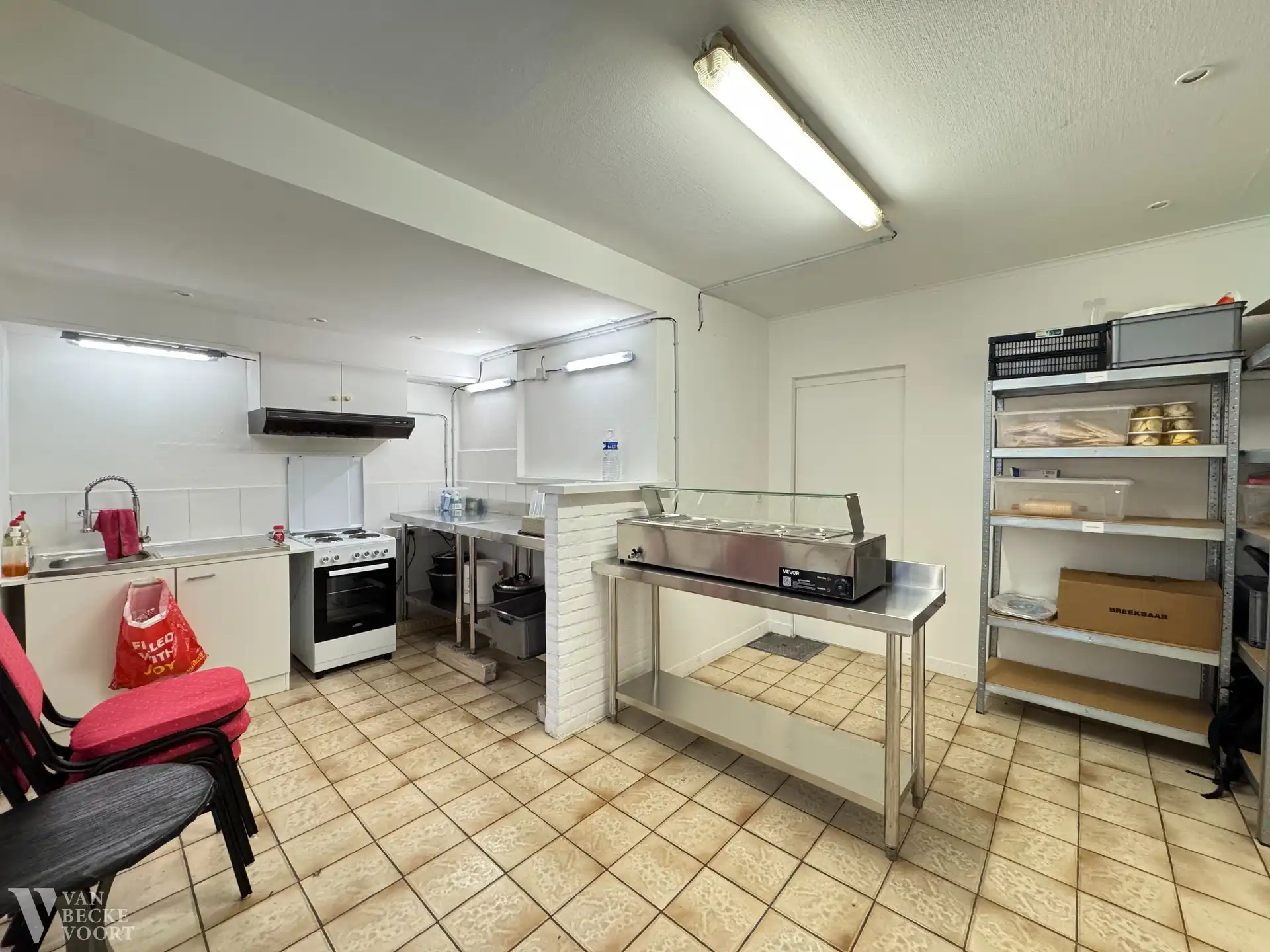 Handelsgelijkvloers 60m² aan drukke invalsweg Oostende foto 6