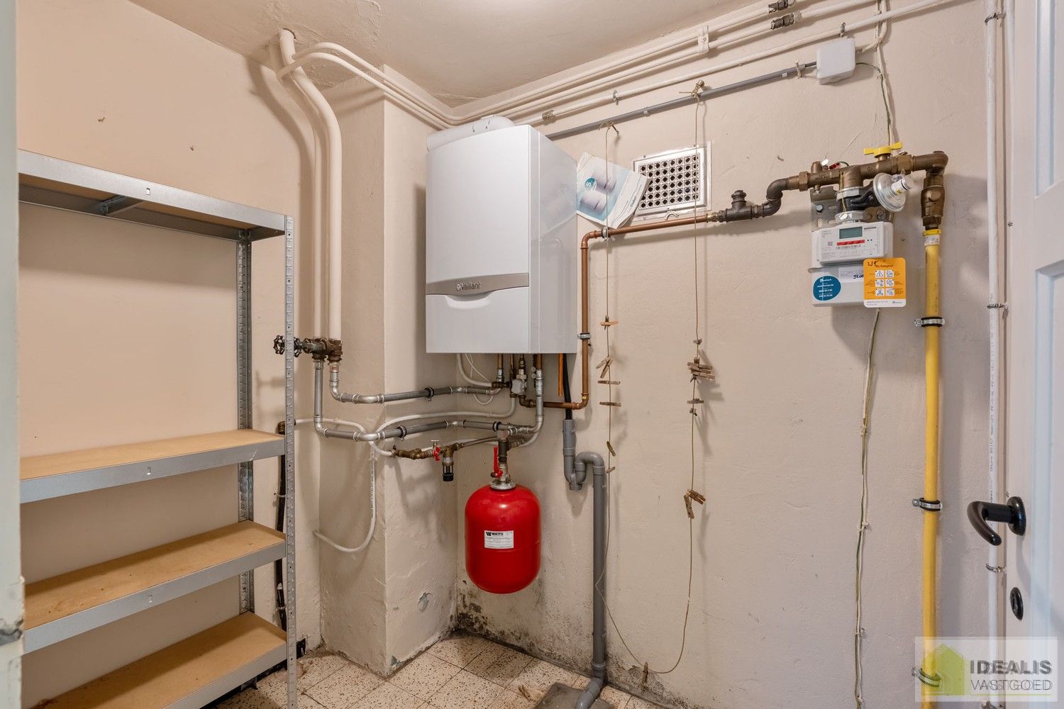 TE RENOVEREN WONING MET EEN RUIME WOONKAMER, KEUKEN MET EETKAMER, 4 AANGENAME SLAAPKAMERS WAARVAN 1 GELIJKVLOERS, BADKAMER, BERGING EN KELDER GELEGEN OP EEN PERCEEL VAN MAAR LIEFST 14A 94CA IN HET GEZELLIGE GROTE-BROGEL (PEER)! De woning omvat ca.150m² netto bewoonbare oppervlakte met op het gelijkvloers een ruime leefruimte, aansluitend keuken met eetkamer, een badkamer, slaapkamer en op de verdieping 3 ruime slaapkamers! De woning is rustig gelegen vlak bij de dorpskern van het gezellige Grote-Brogel en op enkele autominuten verwijderd van de centra van Peer, Kaulille, Bocholt en Bree. Ideaal voor zij die op zoek zijn naar een volledig naar eigen smaak te renoveren woning op een zeer ruim perceel! foto 23