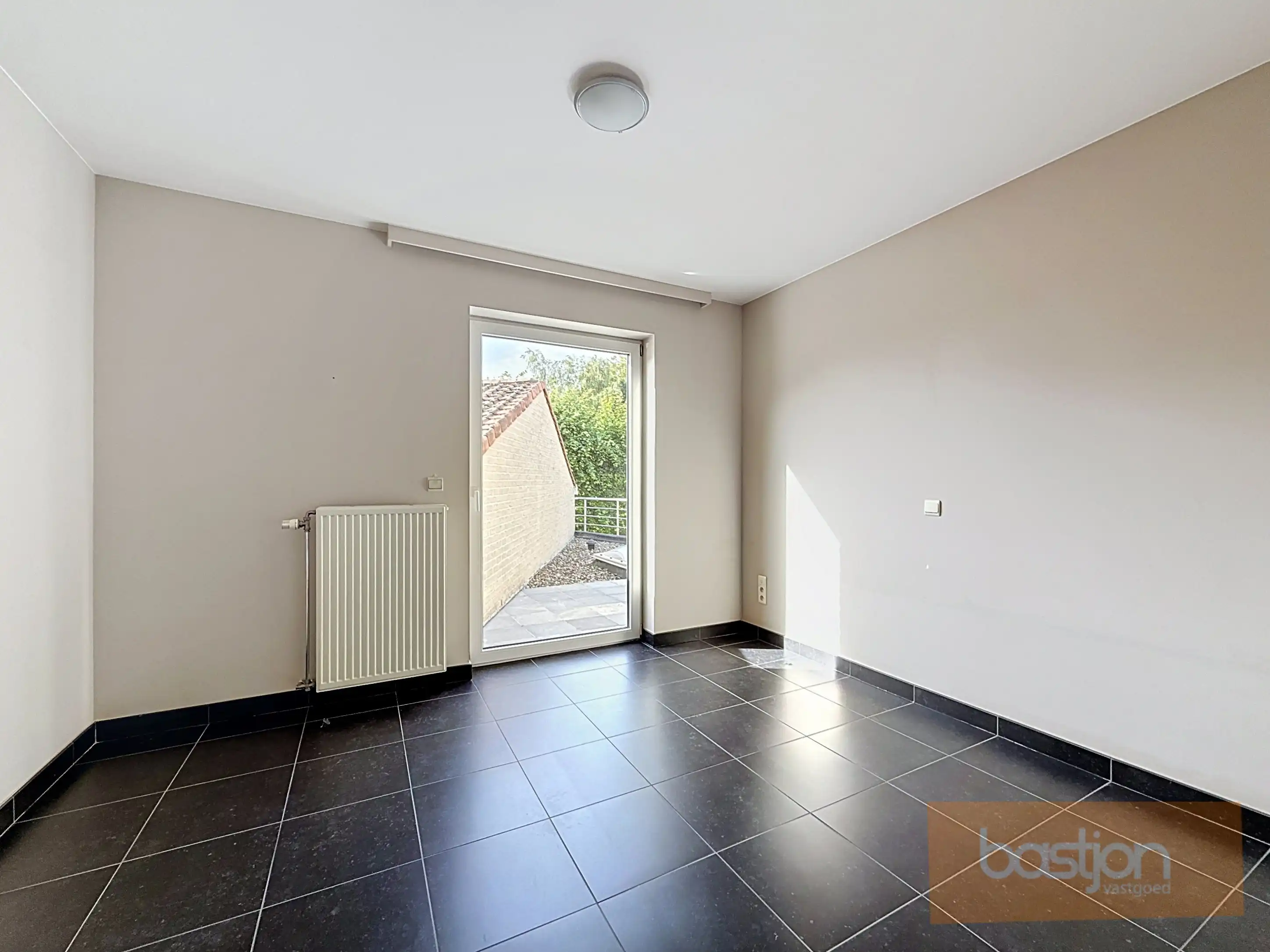Lichtrijk appartement met terras en garage op Markeplaats foto 10