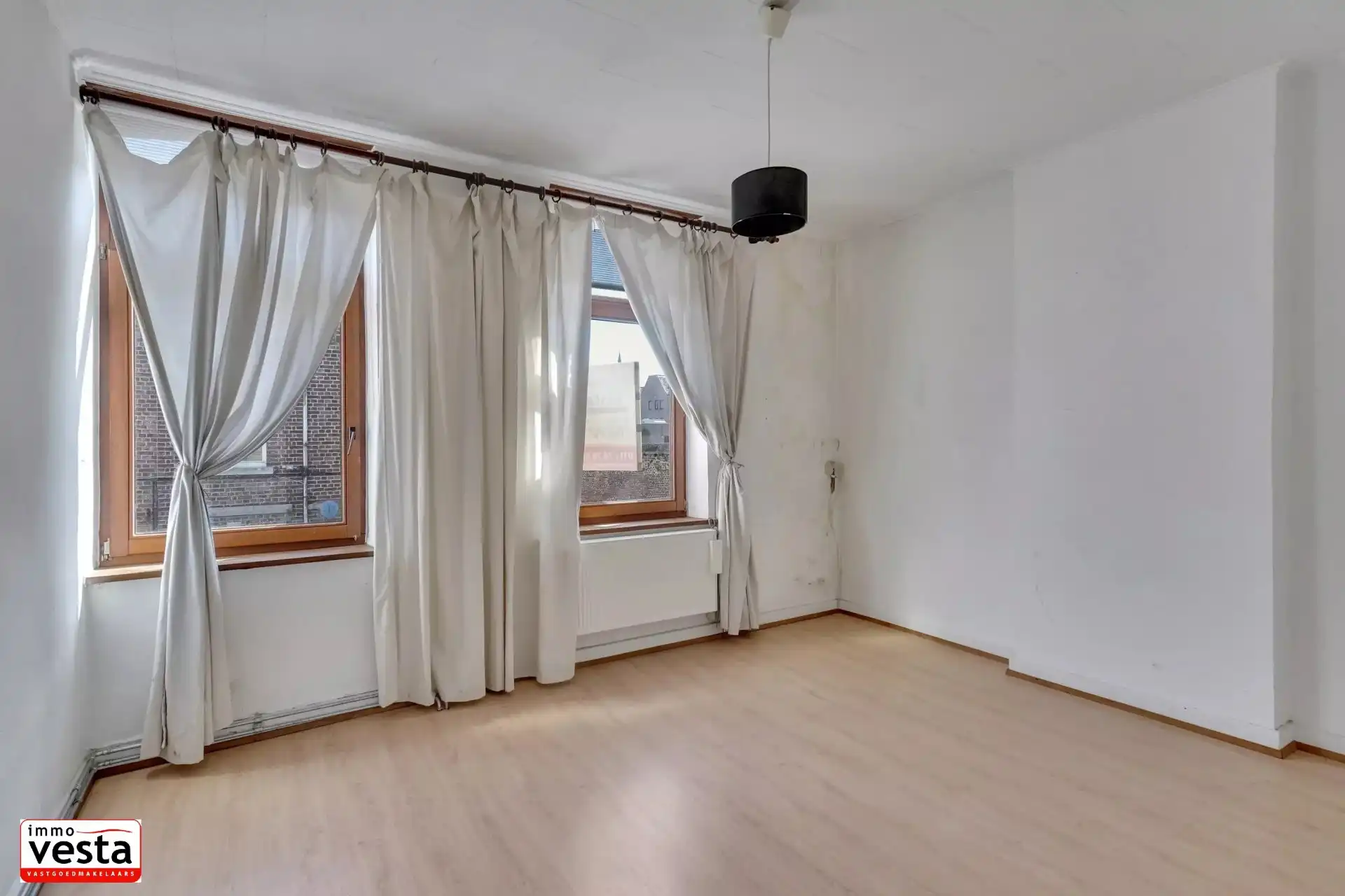 Op te knappen stadwoning op goede locatie foto 10