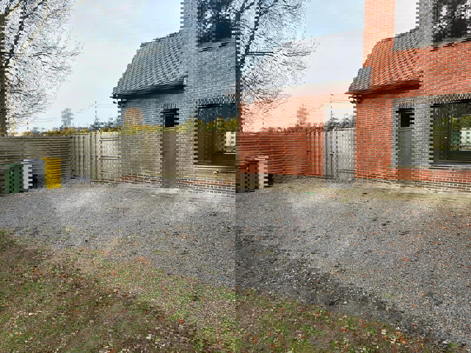 Open bebouwing met 3 slaapkamers, tuin en inpandige garage.  foto 12