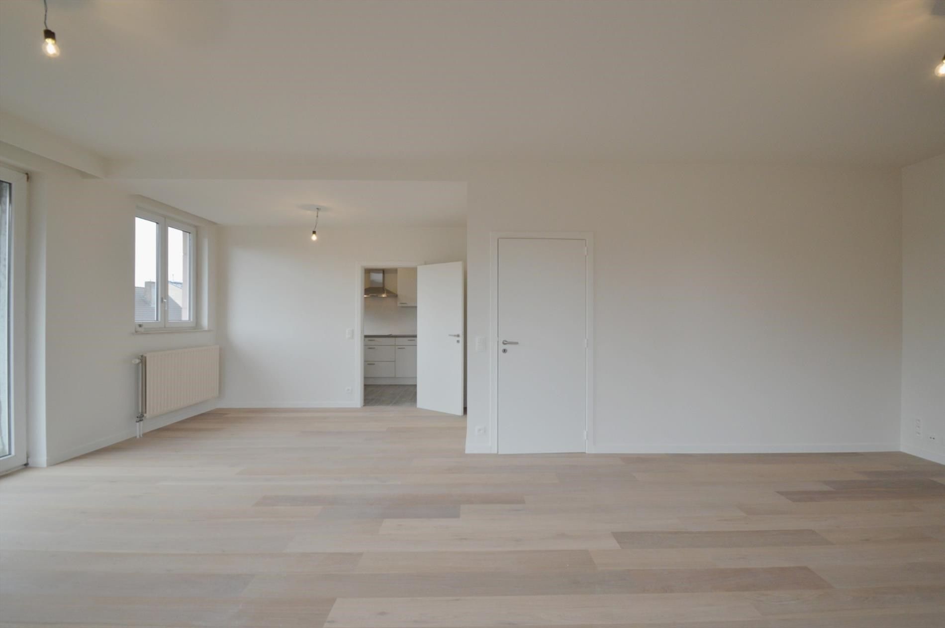 Volledig vernieuwd en ruim appartement met garage te Assebroek! foto 3