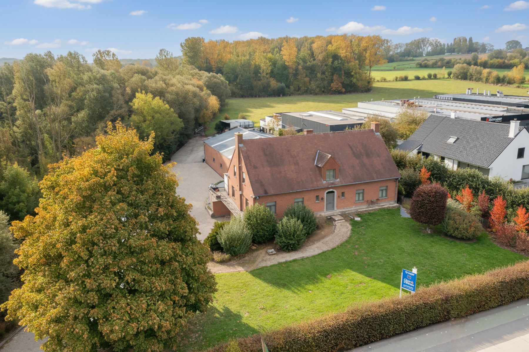 Woning met loods en vrachtwagenparking op toplocatie foto 2