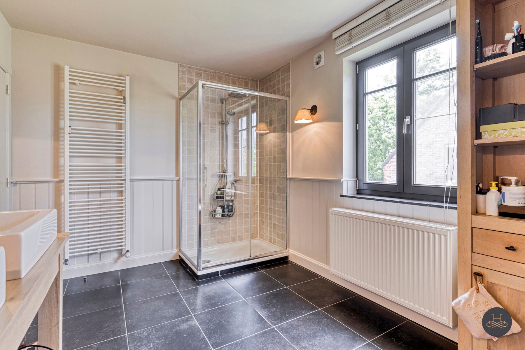 Instapklare villa met prachtig aangelegde tuin en zwembad foto 20