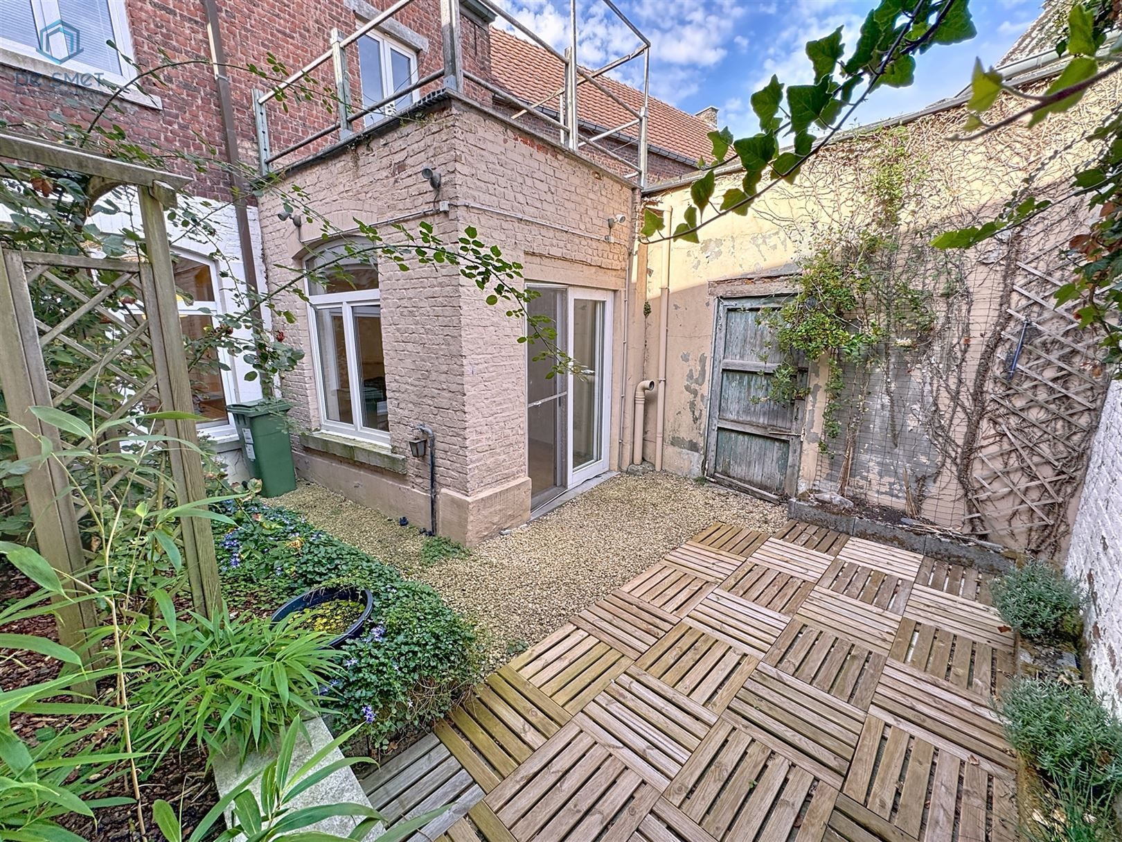 Instapklaar herenhuis met 3 slaapkamers, garage en royaal terras in het hart van Meerbeke foto 11