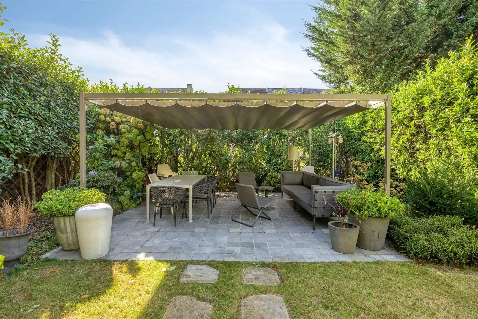 Lichtrijke en ruime 3-gevelwoning met tuin en dubbele garage foto 30