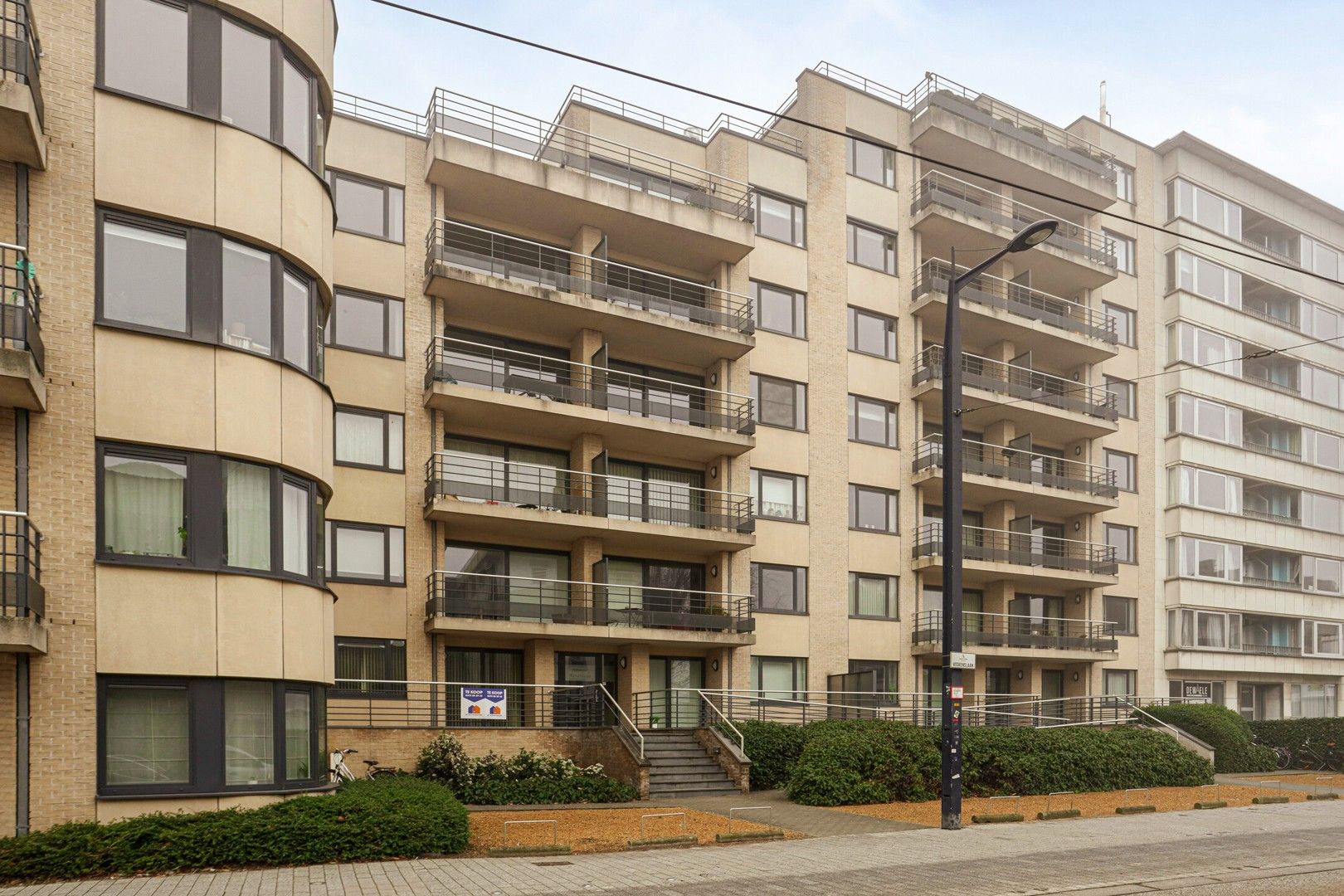 TOPLOCATIE! GOED ONDERHOUDEN, RUIM, INSTAPKLAAR 2-SLPK-APP MET 2 GROTE TERRASSEN foto 2
